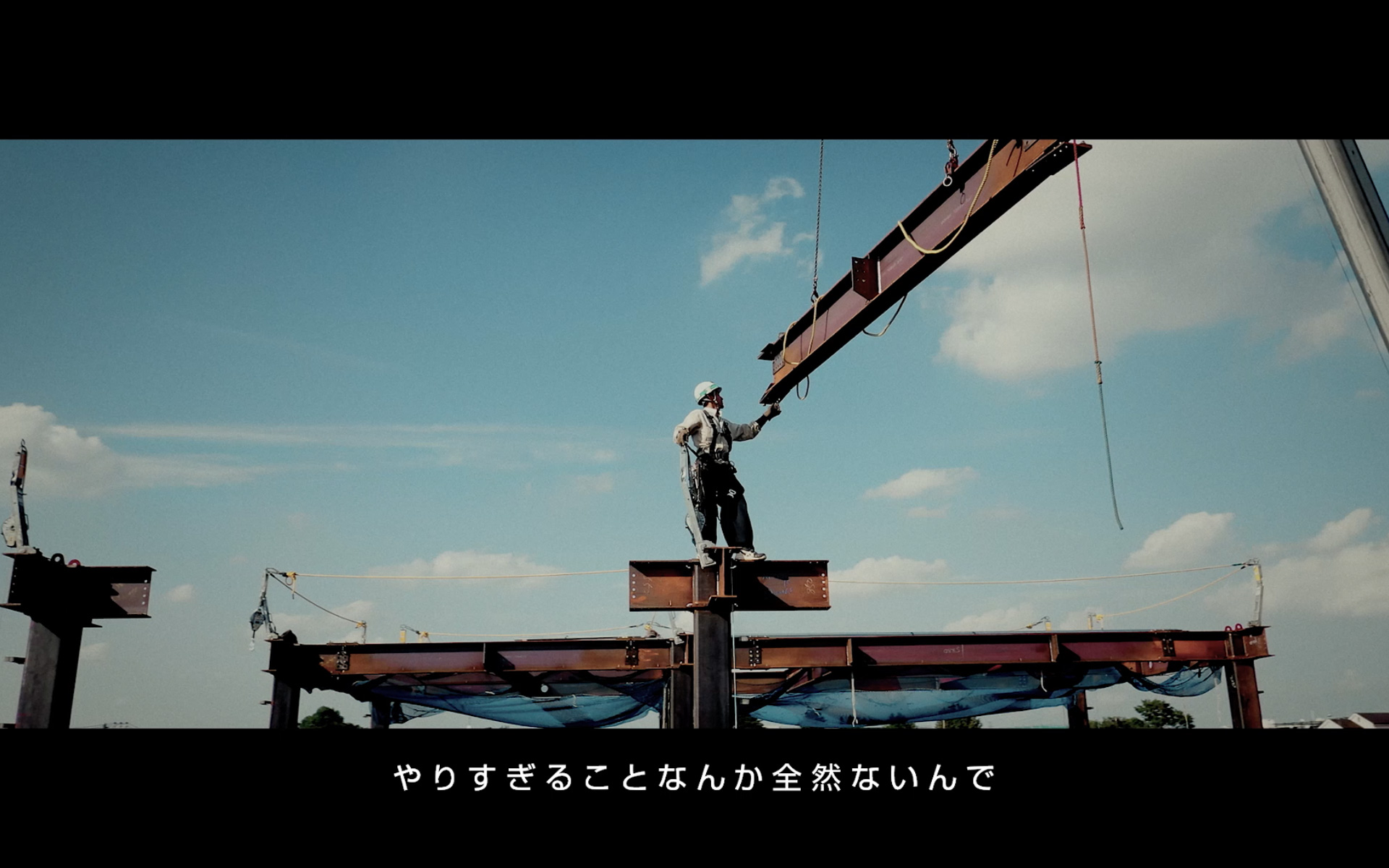 鉄骨鳶　多湖弘明さん（Office Hit）職人歴：27年/“鉄骨を組み立てるプロ”である鉄骨鳶。危険な仕事場であることから、常に安全性が求められる鳶職として活躍。「野丁場」と呼ばれる日本を代表する大規模現場での鉄骨建方を請負ってきた。キャラバンは、技術の日産を象徴する先進安全装備が搭載されており、安全のプロである多湖弘明さんがキャラバンの技術に迫る