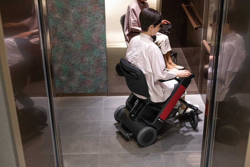 WHILL、折りたたみ式の近距離モビリティ「WHILL Model F」 26万8000円