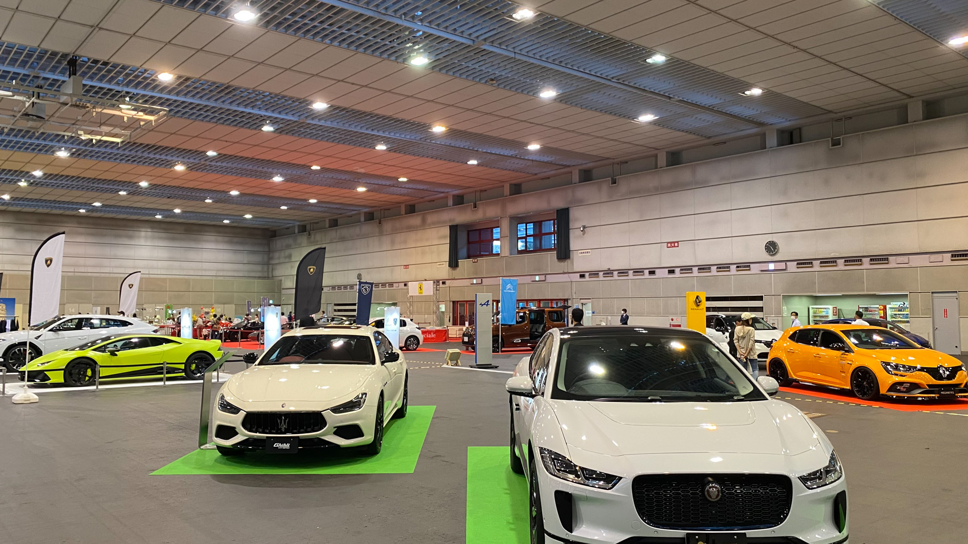 ツインメッセ静岡の南館で開催された、「プレミアムワールド・モーターフェア」は10周年を迎え、梅宮アンナさんや蝶野正洋さんという豪華ゲストのトークショーなど、盛り沢山の内容で楽しませてくれました。中にはお値段8000万円という、超レアモデルも展示されていて、そうしたプレミアムカーが間近で見られる機会がもっともっとたくさんあるといいなぁと感じた次第です