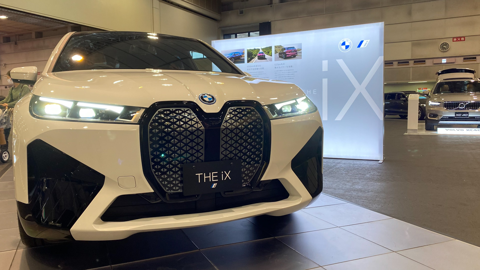 こうしたイベントで公開されるのは、東京に続いて2カ所目だったというBMW iX。現在、プレオーダー受付中のBMWの新しい電気自動車です。お客さんがひっきりなしにドアを開けて乗り込んだり、写真を撮ったりと大人気。私も実車を目にするのは初めてだったので、内外装から充電のことまでいろんなヒミツを根掘り葉掘り聞いてしまいました