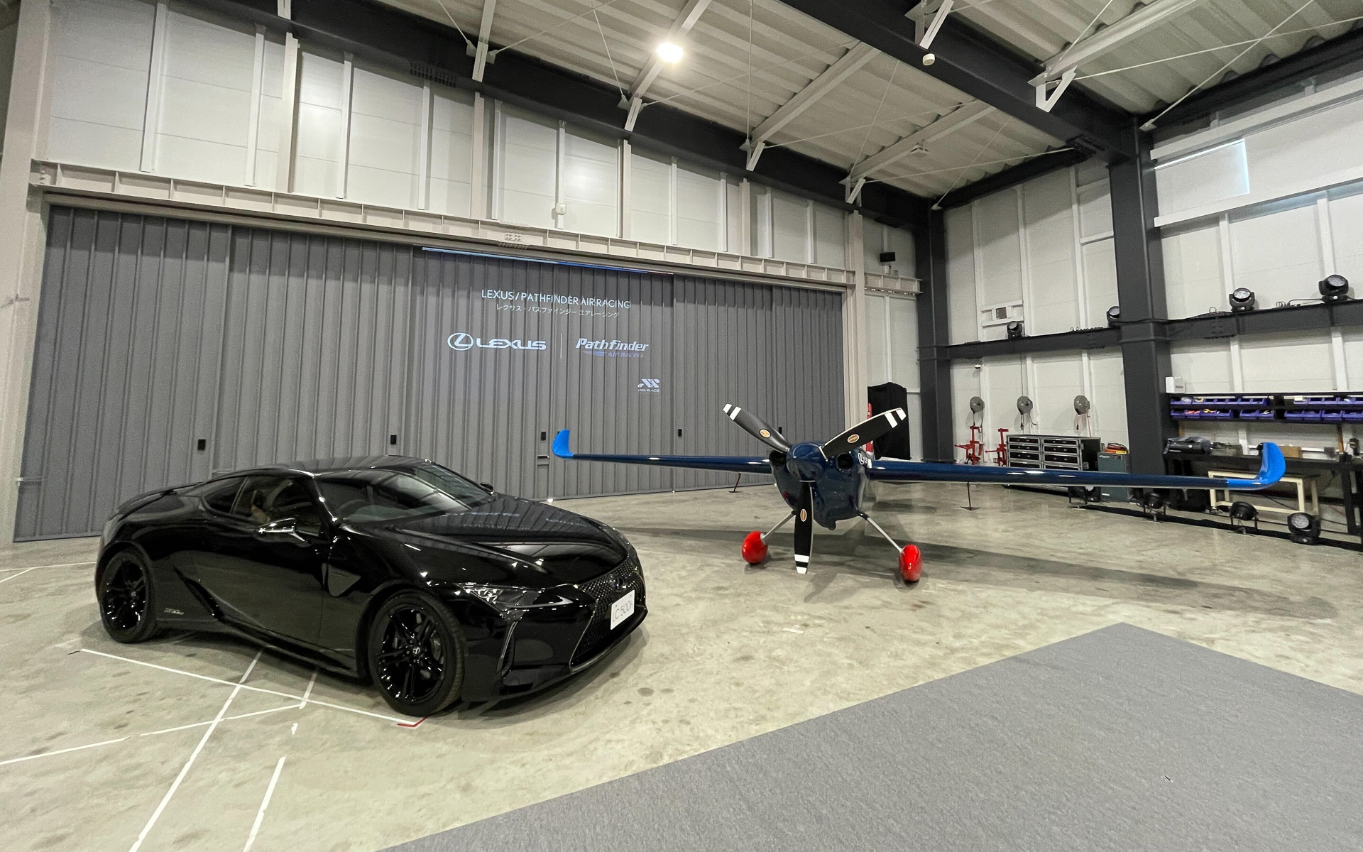 室屋選手とLexus International Co. Presidentの佐藤恒治氏がふくしまスカイパークで参戦予定の新機体を初公開