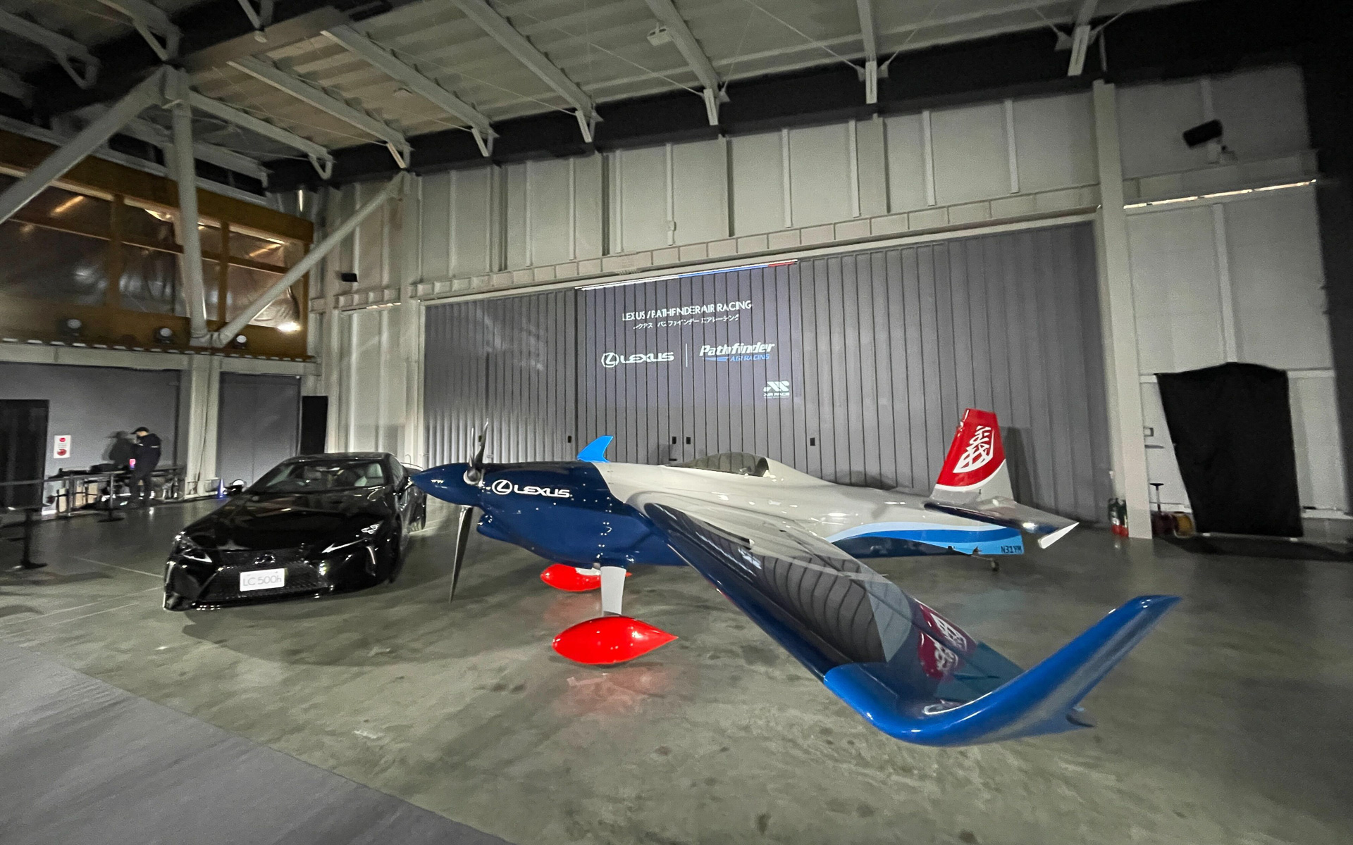 室屋選手とLexus International Co. Presidentの佐藤恒治氏がふくしまスカイパークで参戦予定の新機体を初公開