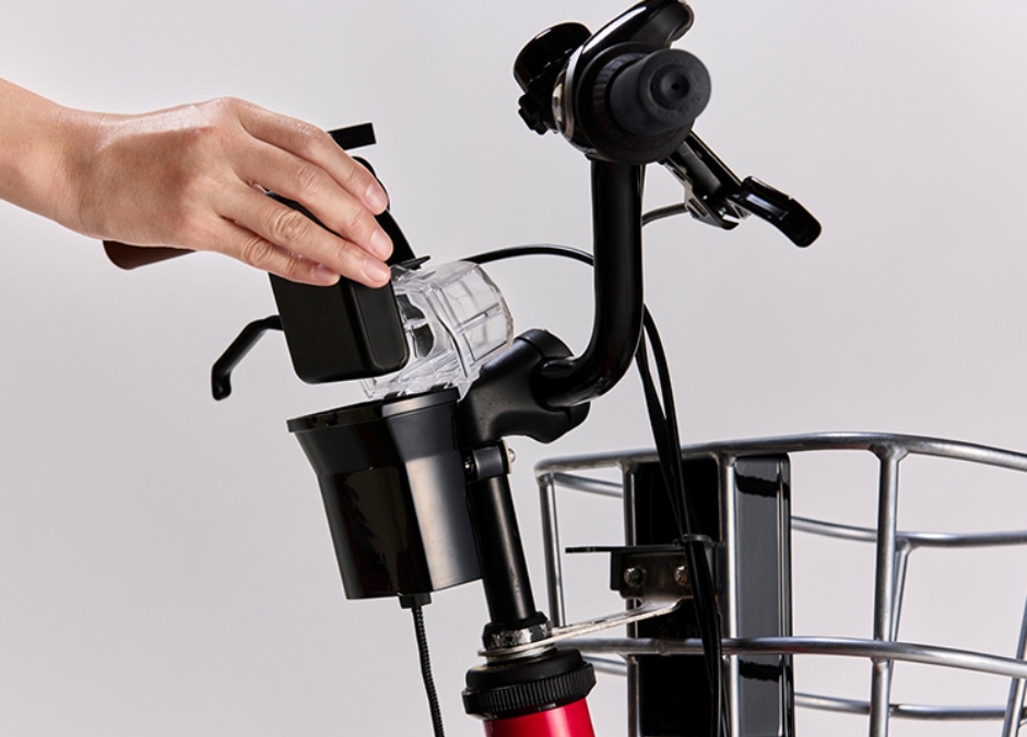 「シェアサイクル用2電源システム」の利用イメージ。シェアサイクルのハンドル部分に設けられた充電ホルダーにモバイルバッテリーを接続して車載バッテリーの残量不足の不安を解消する