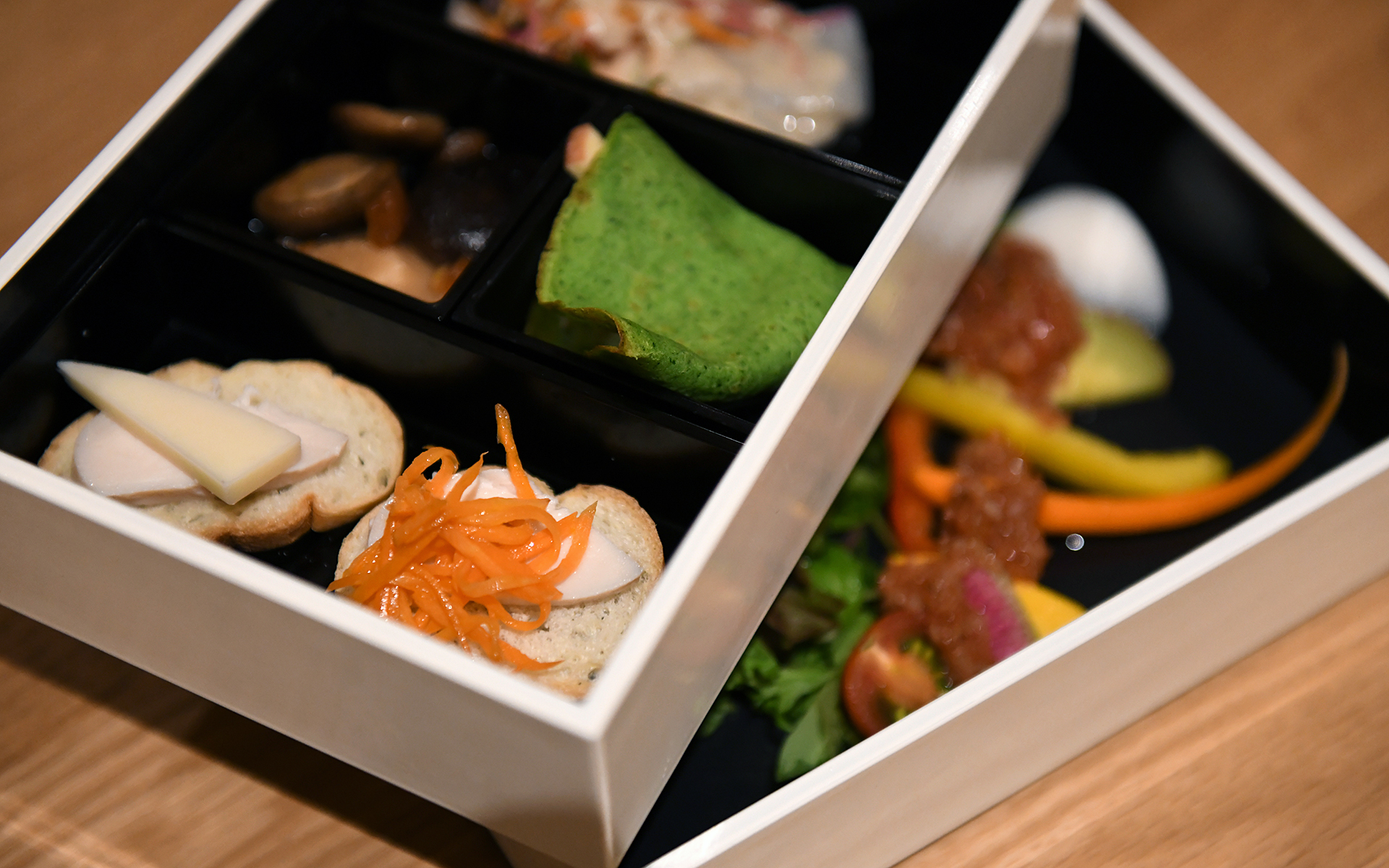 夕食は「庄内四季のお重」。山形ハーブ鶏や蔵王ゴーダチーズ、庄内浜産スルメイカなどを使った前菜、平田牧場三元豚ロースの低温調理と山形牛もも肉のローストビーフをセットにしたメインディッシュなどが楽しめた