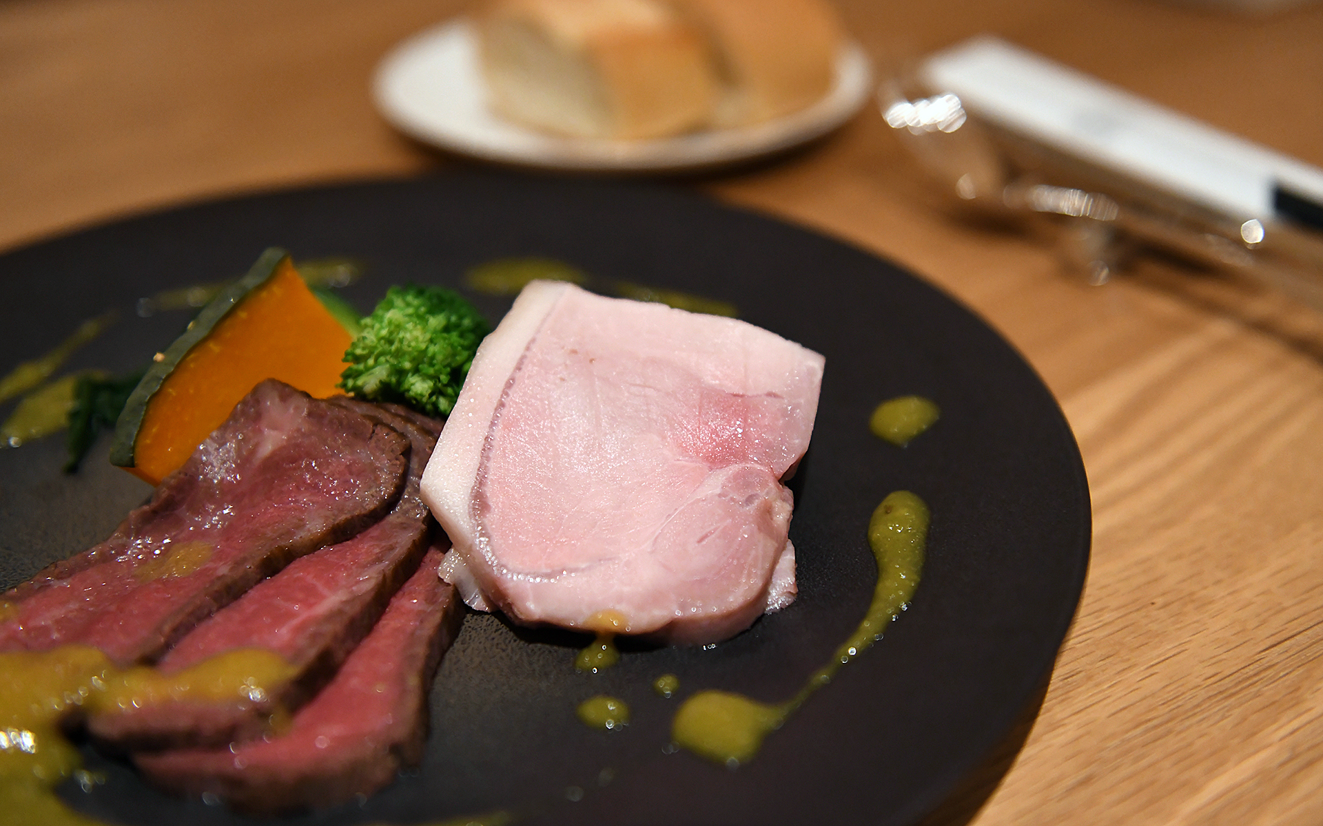 夕食は「庄内四季のお重」。山形ハーブ鶏や蔵王ゴーダチーズ、庄内浜産スルメイカなどを使った前菜、平田牧場三元豚ロースの低温調理と山形牛もも肉のローストビーフをセットにしたメインディッシュなどが楽しめた