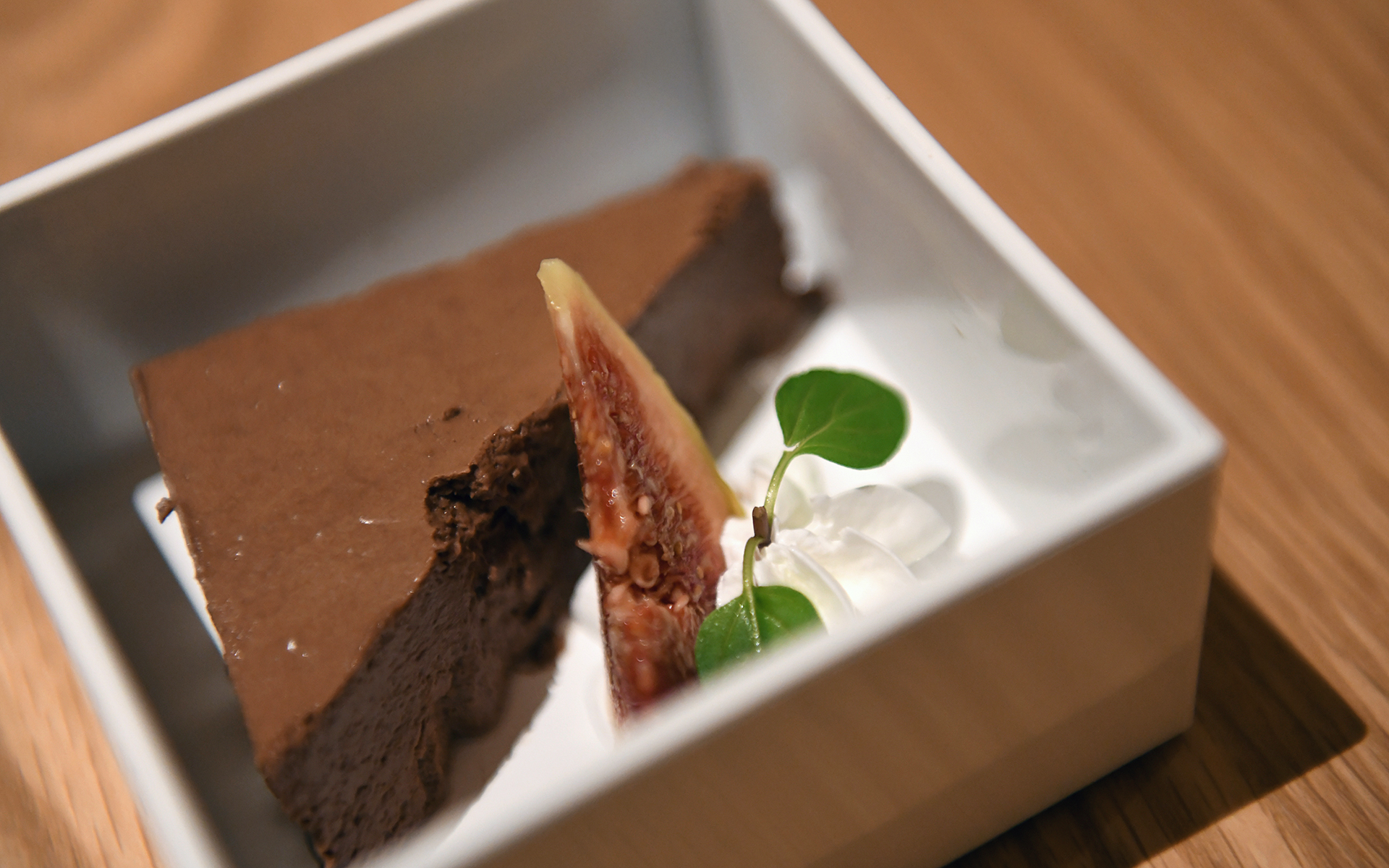 夕食は「庄内四季のお重」。山形ハーブ鶏や蔵王ゴーダチーズ、庄内浜産スルメイカなどを使った前菜、平田牧場三元豚ロースの低温調理と山形牛もも肉のローストビーフをセットにしたメインディッシュなどが楽しめた