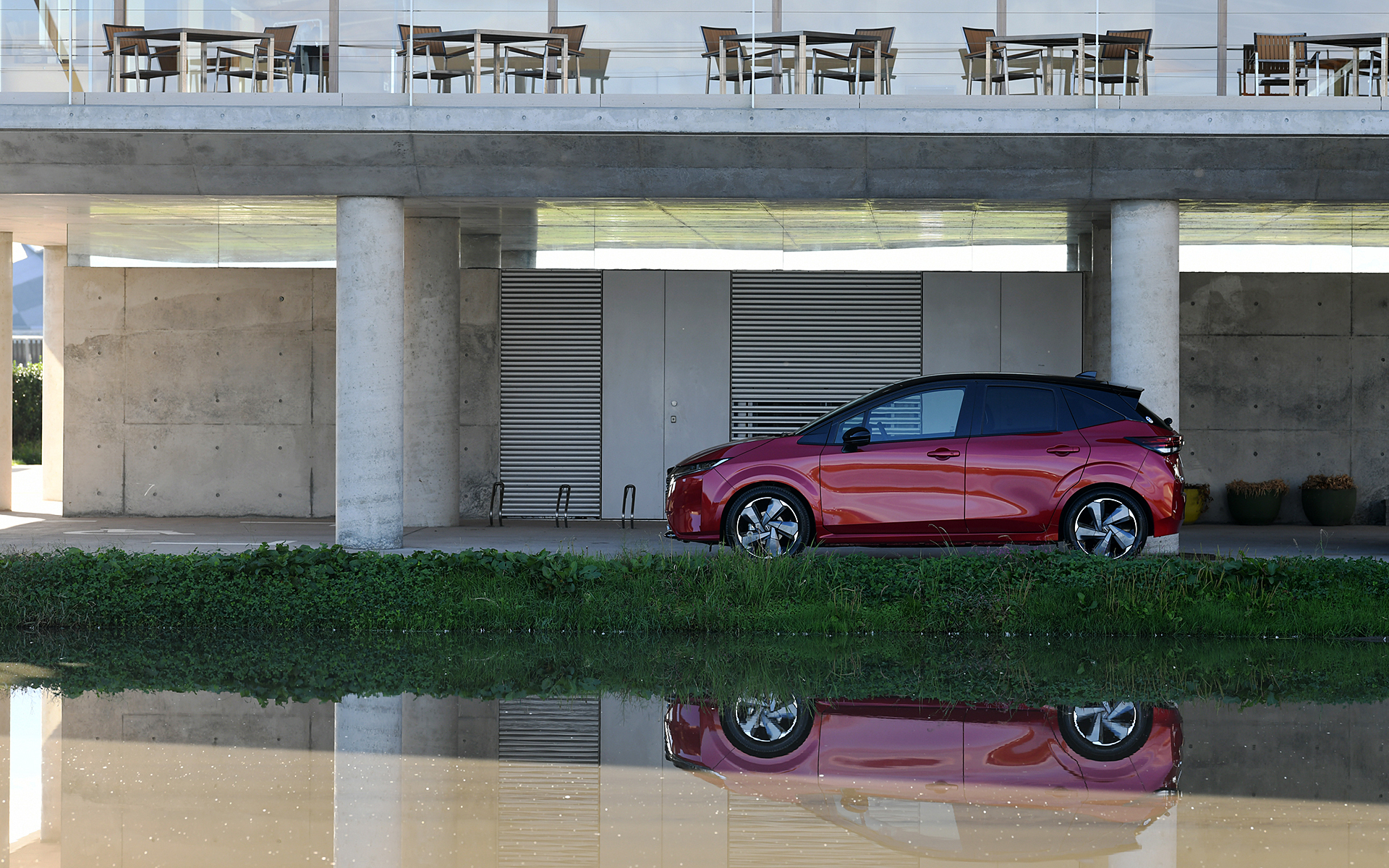 黄金色の稲穂の波は見ることが叶わなかったが、水田に映るノート オーラもまたよし