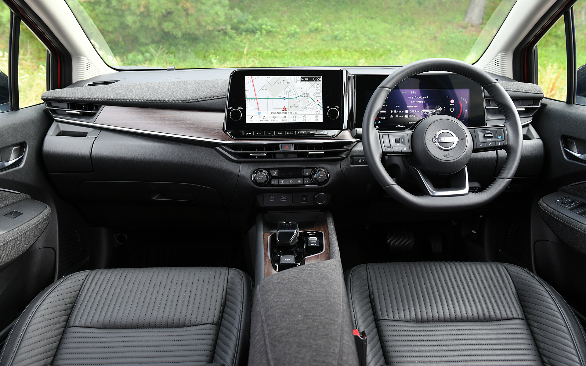 インテリアではツイード表皮とツヤを抑えた上品な木目調パネルをインパネに採用したほか、ツイード表皮シート（または本革3層構造シート）、センターコンソールのイルミネーション、クラス初採用の12.3インチフルTFTメーターなどを新たに装備