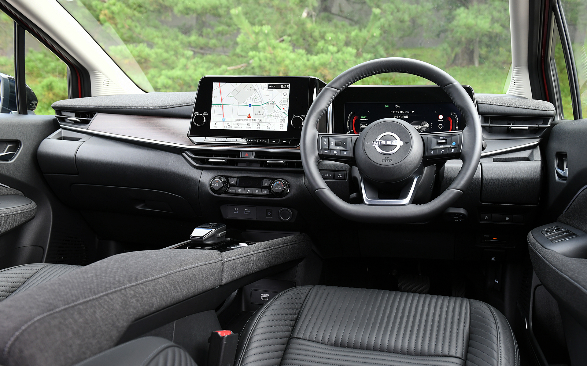 インテリアではツイード表皮とツヤを抑えた上品な木目調パネルをインパネに採用したほか、ツイード表皮シート（または本革3層構造シート）、センターコンソールのイルミネーション、クラス初採用の12.3インチフルTFTメーターなどを新たに装備