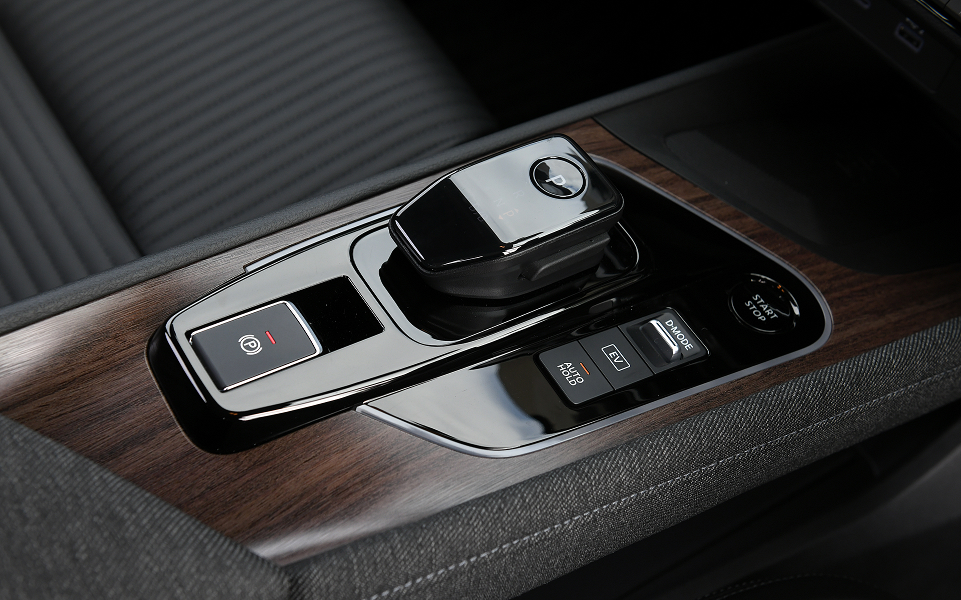 インテリアではツイード表皮とツヤを抑えた上品な木目調パネルをインパネに採用したほか、ツイード表皮シート（または本革3層構造シート）、センターコンソールのイルミネーション、クラス初採用の12.3インチフルTFTメーターなどを新たに装備