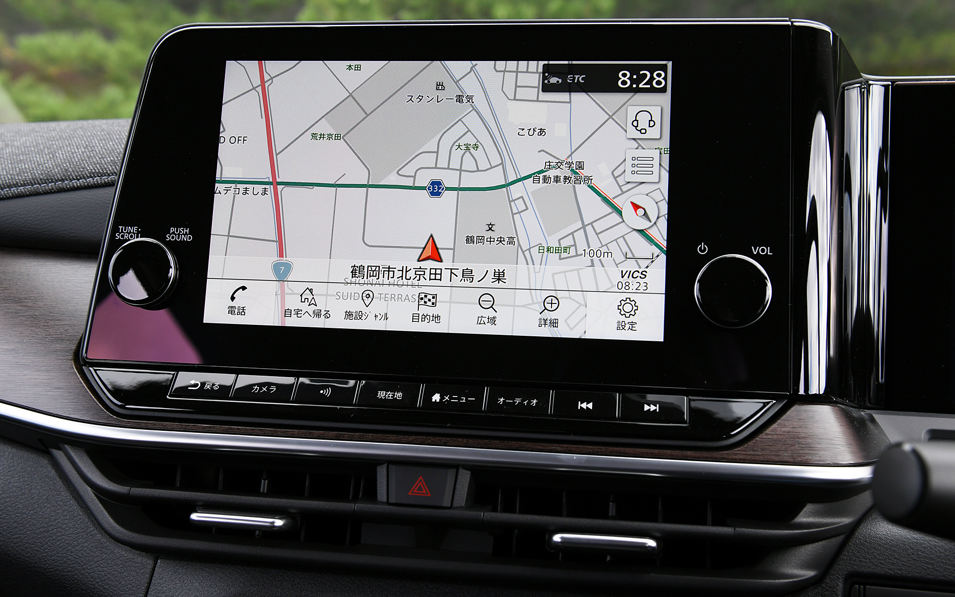 インテリアではツイード表皮とツヤを抑えた上品な木目調パネルをインパネに採用したほか、ツイード表皮シート（または本革3層構造シート）、センターコンソールのイルミネーション、クラス初採用の12.3インチフルTFTメーターなどを新たに装備