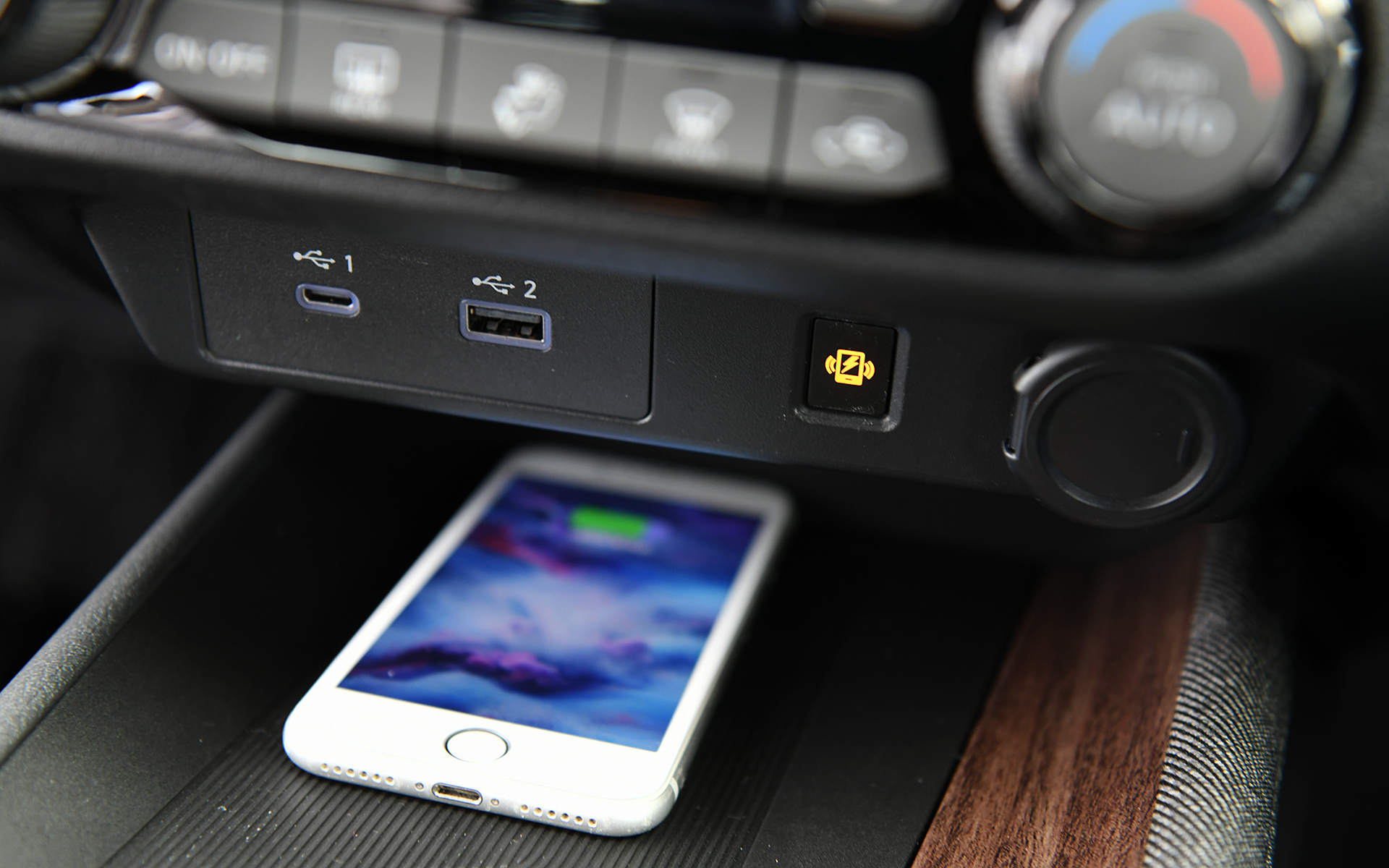 インテリアではツイード表皮とツヤを抑えた上品な木目調パネルをインパネに採用したほか、ツイード表皮シート（または本革3層構造シート）、センターコンソールのイルミネーション、クラス初採用の12.3インチフルTFTメーターなどを新たに装備