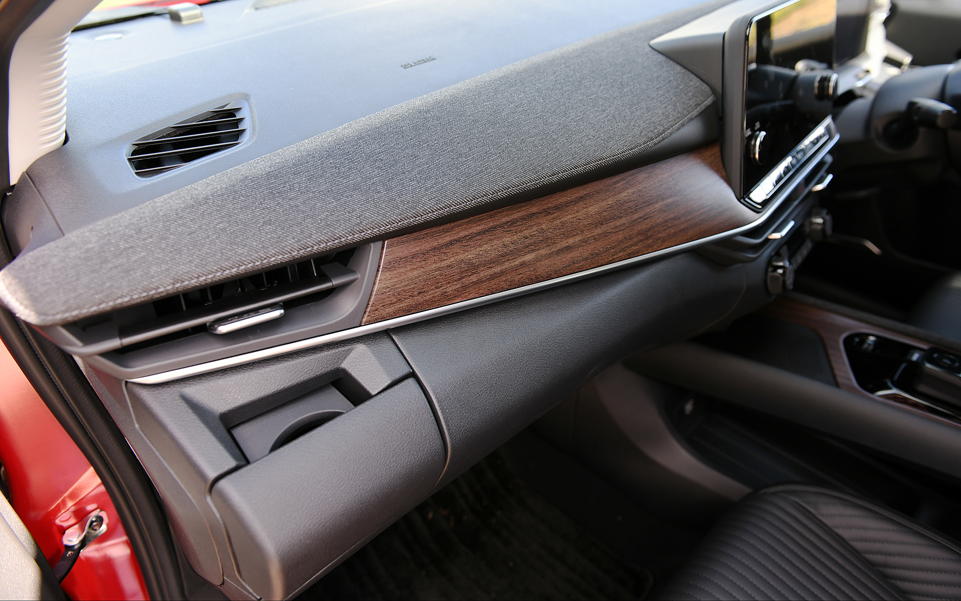 インテリアではツイード表皮とツヤを抑えた上品な木目調パネルをインパネに採用したほか、ツイード表皮シート（または本革3層構造シート）、センターコンソールのイルミネーション、クラス初採用の12.3インチフルTFTメーターなどを新たに装備