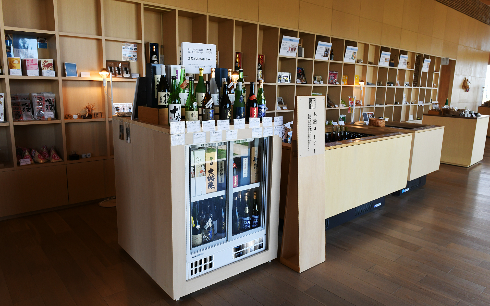 田んぼに浮かぶように作られたSUIDEN TERRASSEは木のぬくもりが随所に感じられる作りで、都会の喧騒を忘れて静かに過ごしたい向きにはもってこいのホテルと言える。おみやげも充実しています