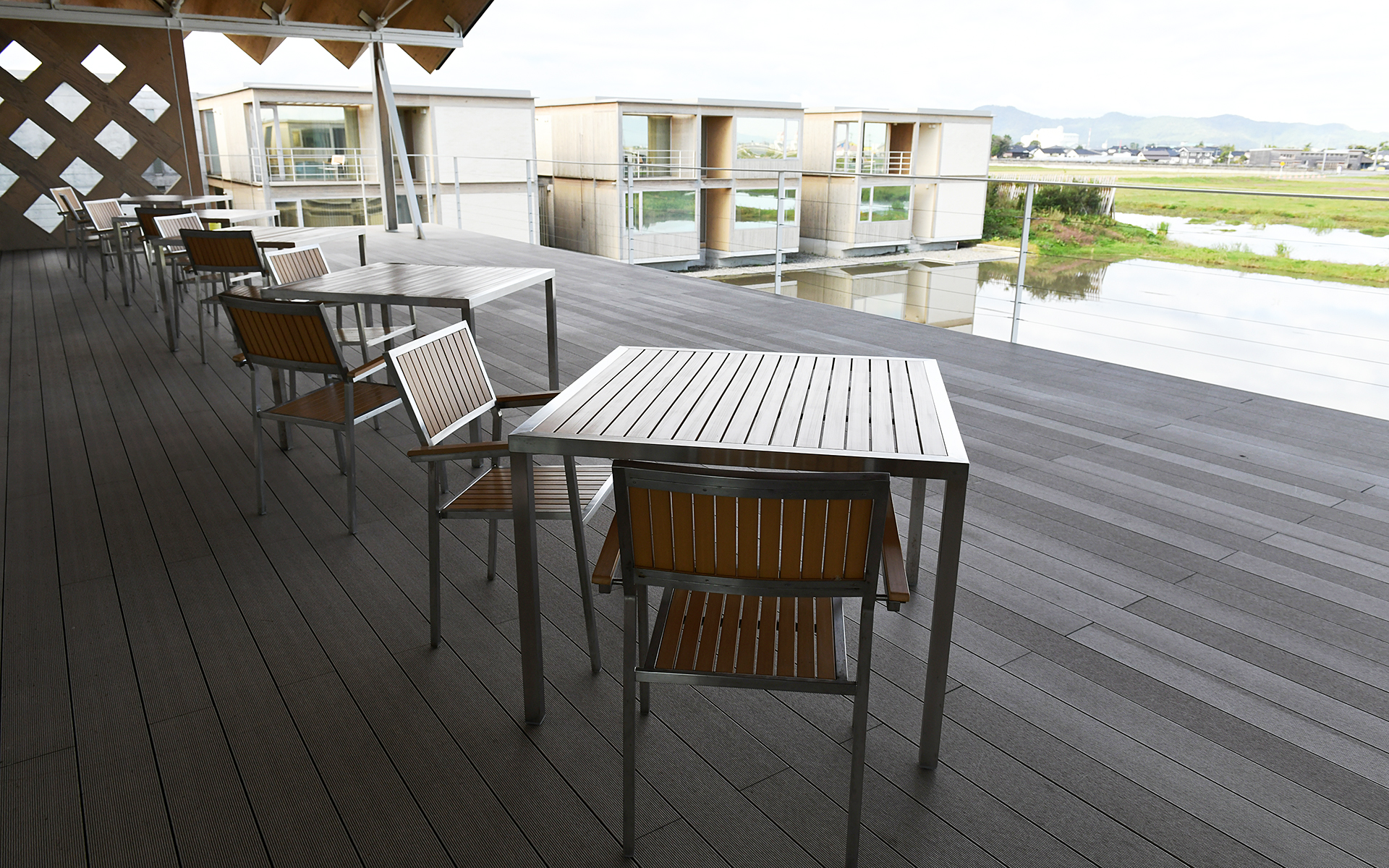 田んぼに浮かぶように作られたSUIDEN TERRASSEは木のぬくもりが随所に感じられる作りで、都会の喧騒を忘れて静かに過ごしたい向きにはもってこいのホテルと言える。おみやげも充実しています