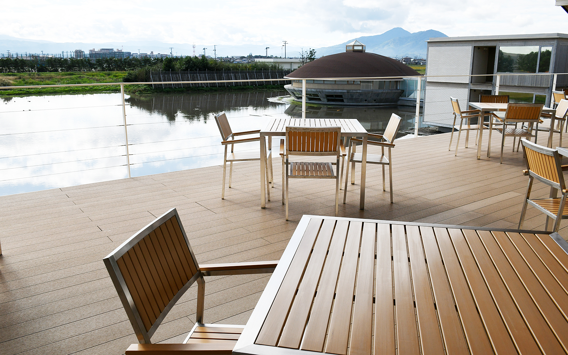 田んぼに浮かぶように作られたSUIDEN TERRASSEは木のぬくもりが随所に感じられる作りで、都会の喧騒を忘れて静かに過ごしたい向きにはもってこいのホテルと言える。おみやげも充実しています