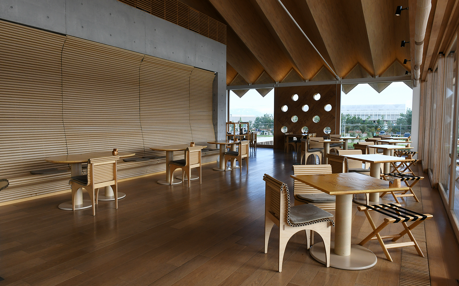 田んぼに浮かぶように作られたSUIDEN TERRASSEは木のぬくもりが随所に感じられる作りで、都会の喧騒を忘れて静かに過ごしたい向きにはもってこいのホテルと言える。おみやげも充実しています