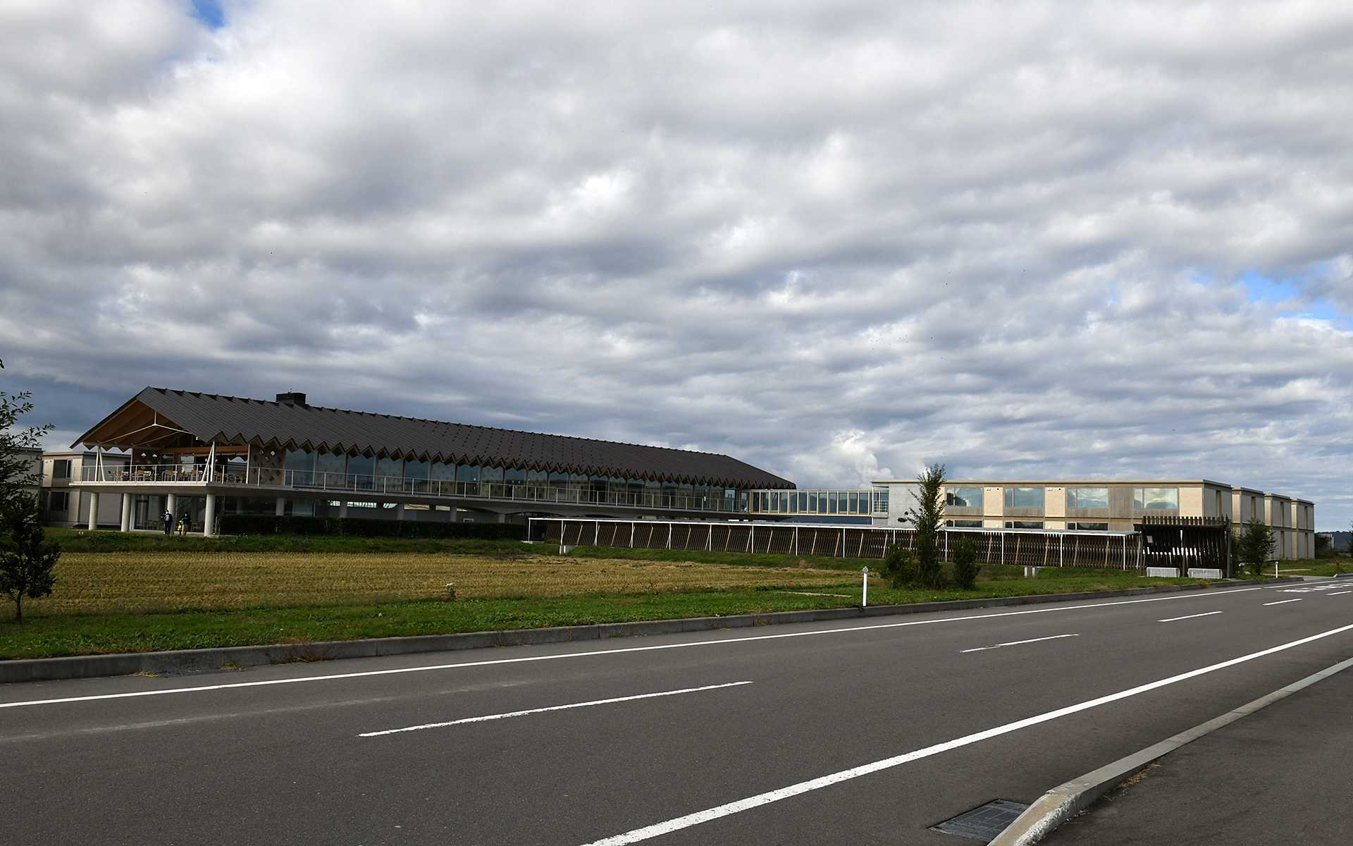 田んぼに浮かぶように作られたSUIDEN TERRASSEは木のぬくもりが随所に感じられる作りで、都会の喧騒を忘れて静かに過ごしたい向きにはもってこいのホテルと言える。おみやげも充実しています