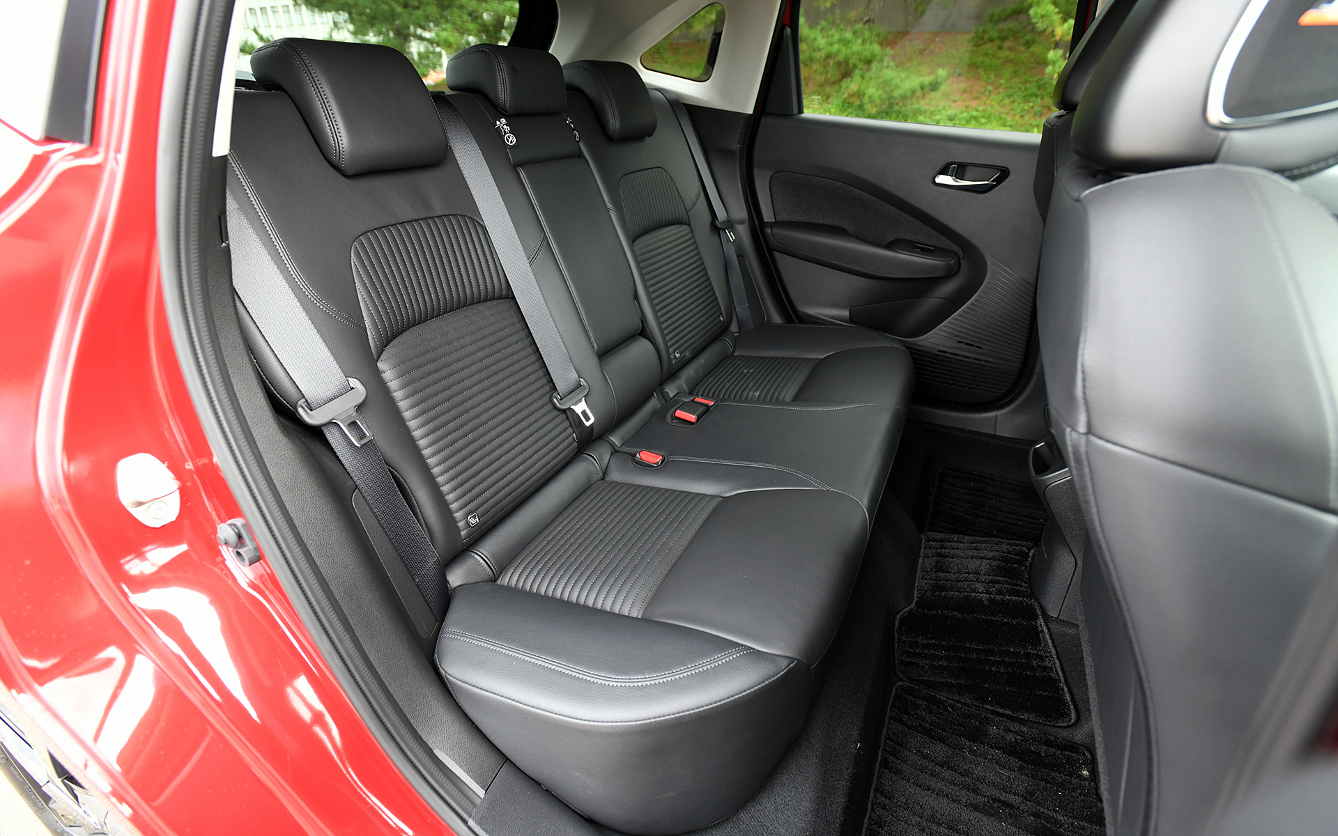 「ベース」「ソフトウレタン(20mm)」「ワディング(10mm)」からなる本革3層構造シートは、座ったときに包んでくれるような柔らかさを併せ持つような高級なフィーリングを実現。なお、BOSEと共同開発したオプション設定の「BOSEパーソナルプラスサウンドシステム」(8スピーカー〈フロント、前席デュアルヘッドレスト、ツイーター〉)はプロパイロット、9インチワイドディスプレイを用いたNissanConnectナビゲーションシステム(地デジ内蔵)、USB電源ソケット(タイプA:2個、タイプC:1個)、ワイヤレス充電器などを含めたセットオプションとなる