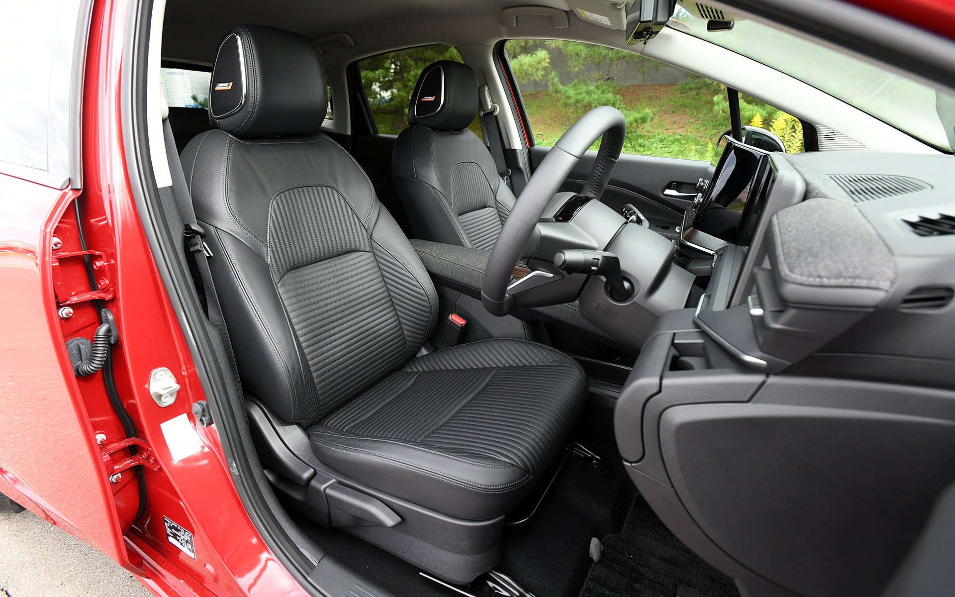 「ベース」「ソフトウレタン(20mm)」「ワディング(10mm)」からなる本革3層構造シートは、座ったときに包んでくれるような柔らかさを併せ持つような高級なフィーリングを実現。なお、BOSEと共同開発したオプション設定の「BOSEパーソナルプラスサウンドシステム」(8スピーカー〈フロント、前席デュアルヘッドレスト、ツイーター〉)はプロパイロット、9インチワイドディスプレイを用いたNissanConnectナビゲーションシステム(地デジ内蔵)、USB電源ソケット(タイプA:2個、タイプC:1個)、ワイヤレス充電器などを含めたセットオプションとなる