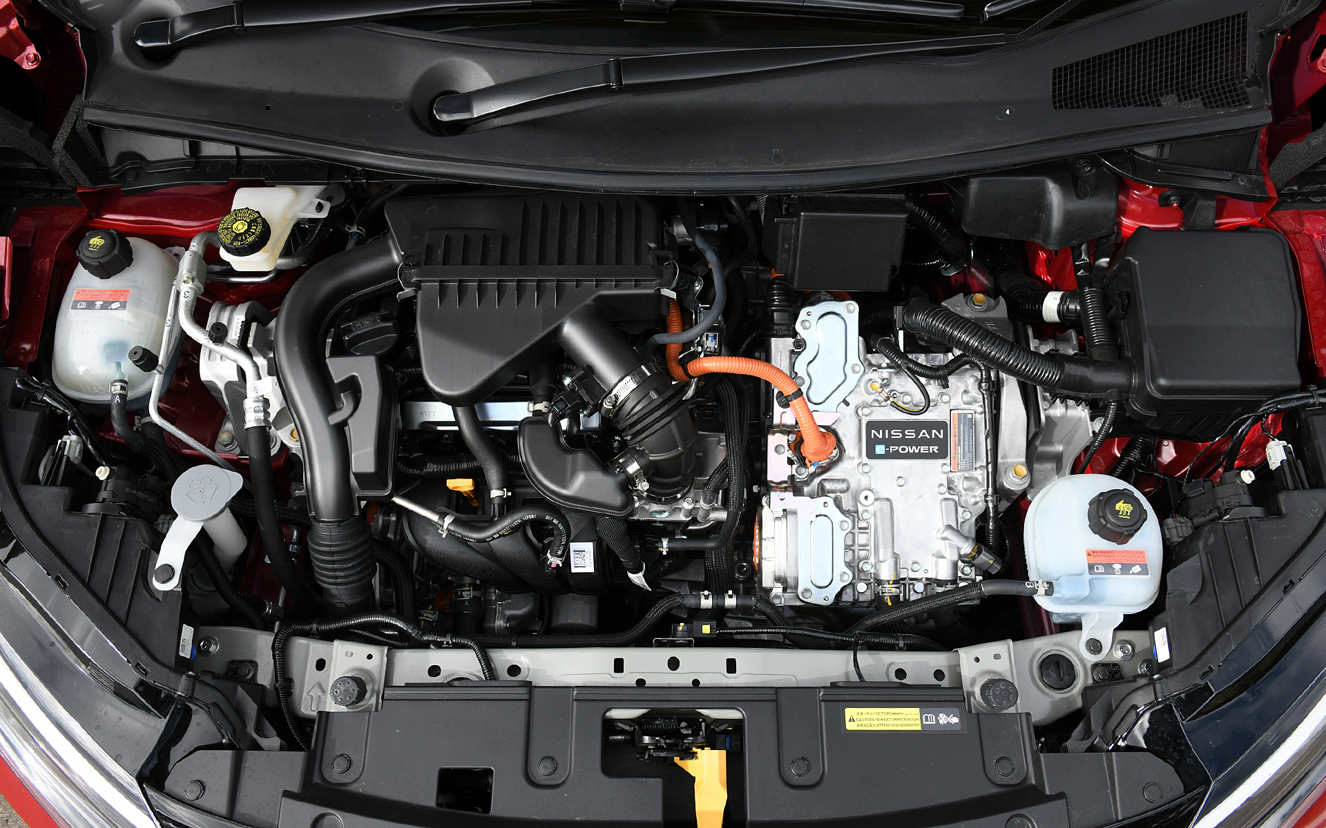 ノート オーラのe-POWERは現行ノートからモーターの出力が18％、トルクが7％アップし、最高出力100kW（136PS）/3183-8500rpm、最大トルク300Nm（30.6kgfm）/0-3183rpmを発生。WLTCモード燃費は27.2km/L