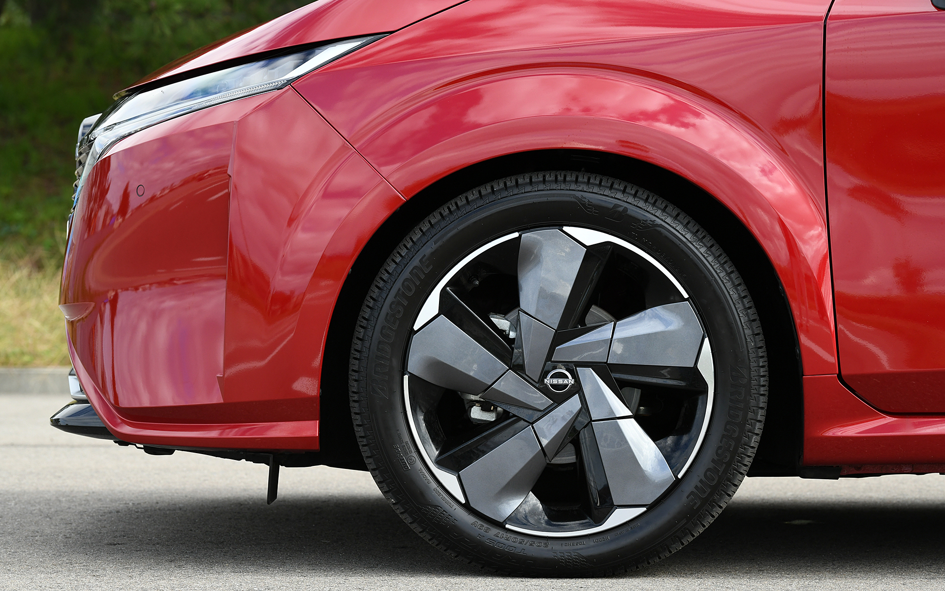 ボディのワイド化に伴い超薄型LEDヘッドライト/LEDシーケンシャルターンランプ（兼デイタイムランニングランプ）を採用するとともに、フォグランプや横一文字に点灯するリアコンビネーションランプといった灯火類もLED化。足下は軽量化にも貢献する樹脂加飾付き17インチアルミホイールにブリヂストン「TURANZA T005A」（205/50R17）をセット