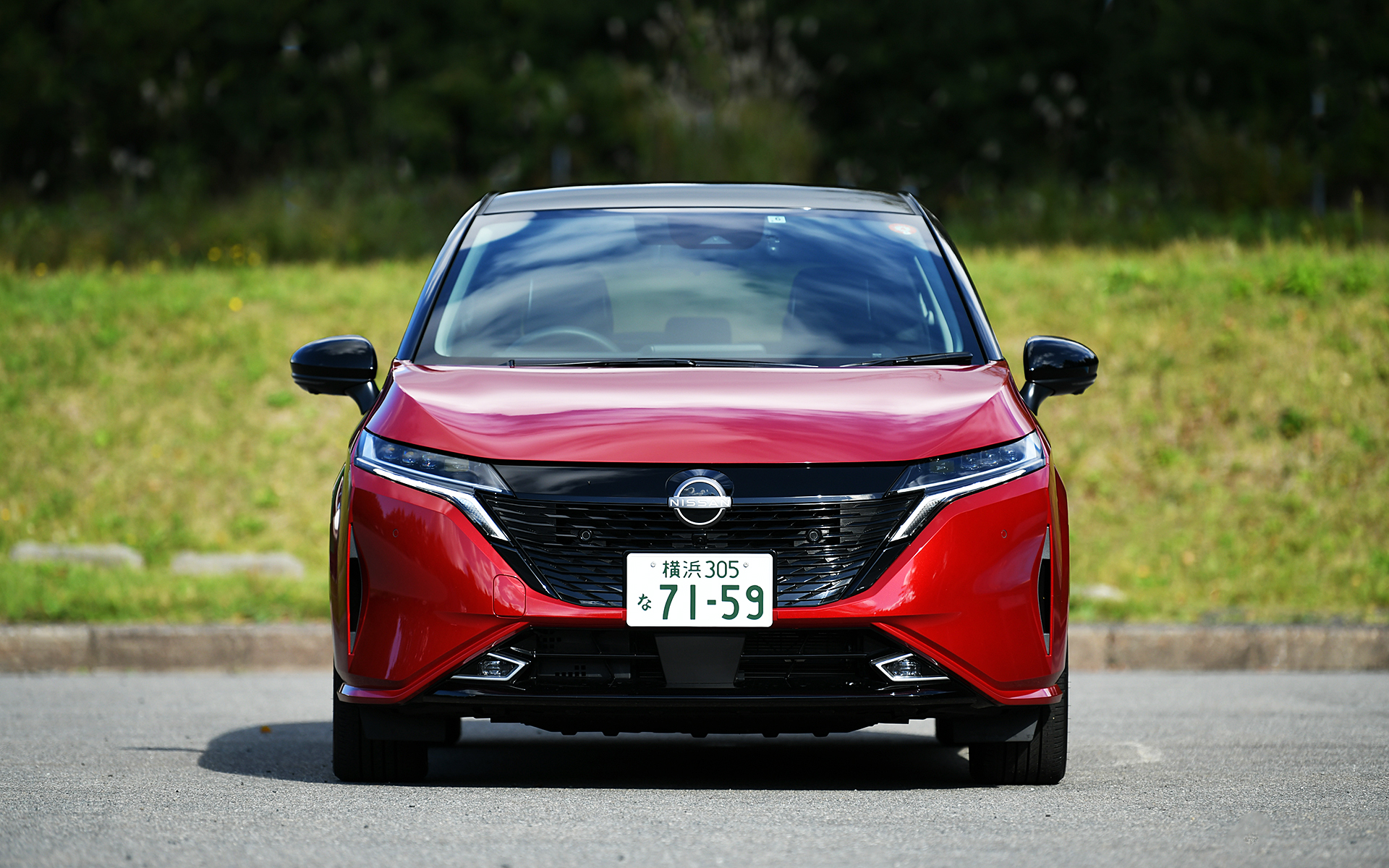 ノート オーラではワイドボディによってノートから全幅を40mmワイド化して1735mmとし、3ナンバーボディとなった。ボディサイズは4045×1735×1525mm（全長×全幅×全高）、ホイールベースは2580mm