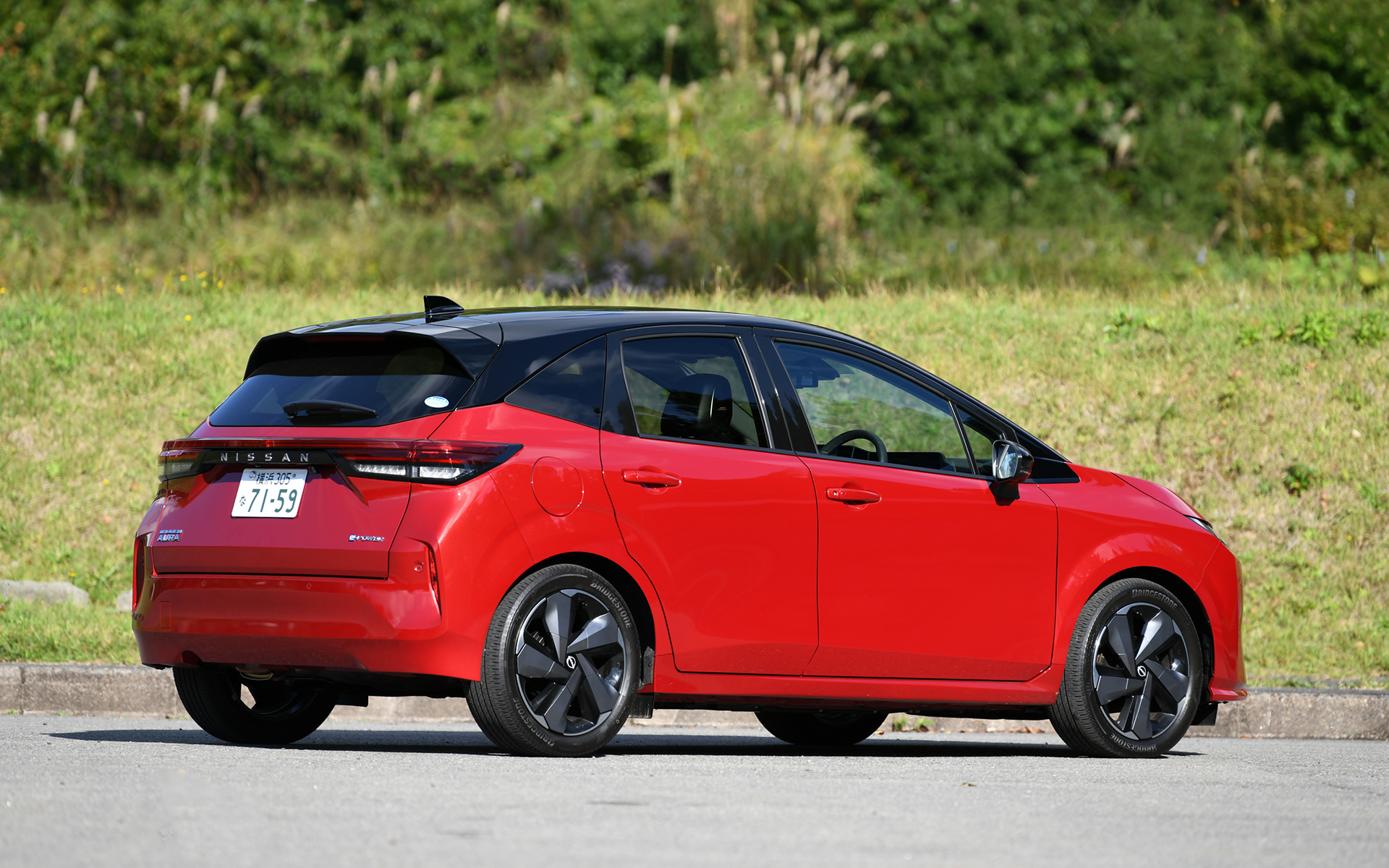 新次元の電気の走りと上質さをまとったプレミアムコンパクト「ノート オーラ」。試乗車は2WD（FF）の「G leather edition」（269万9400円）