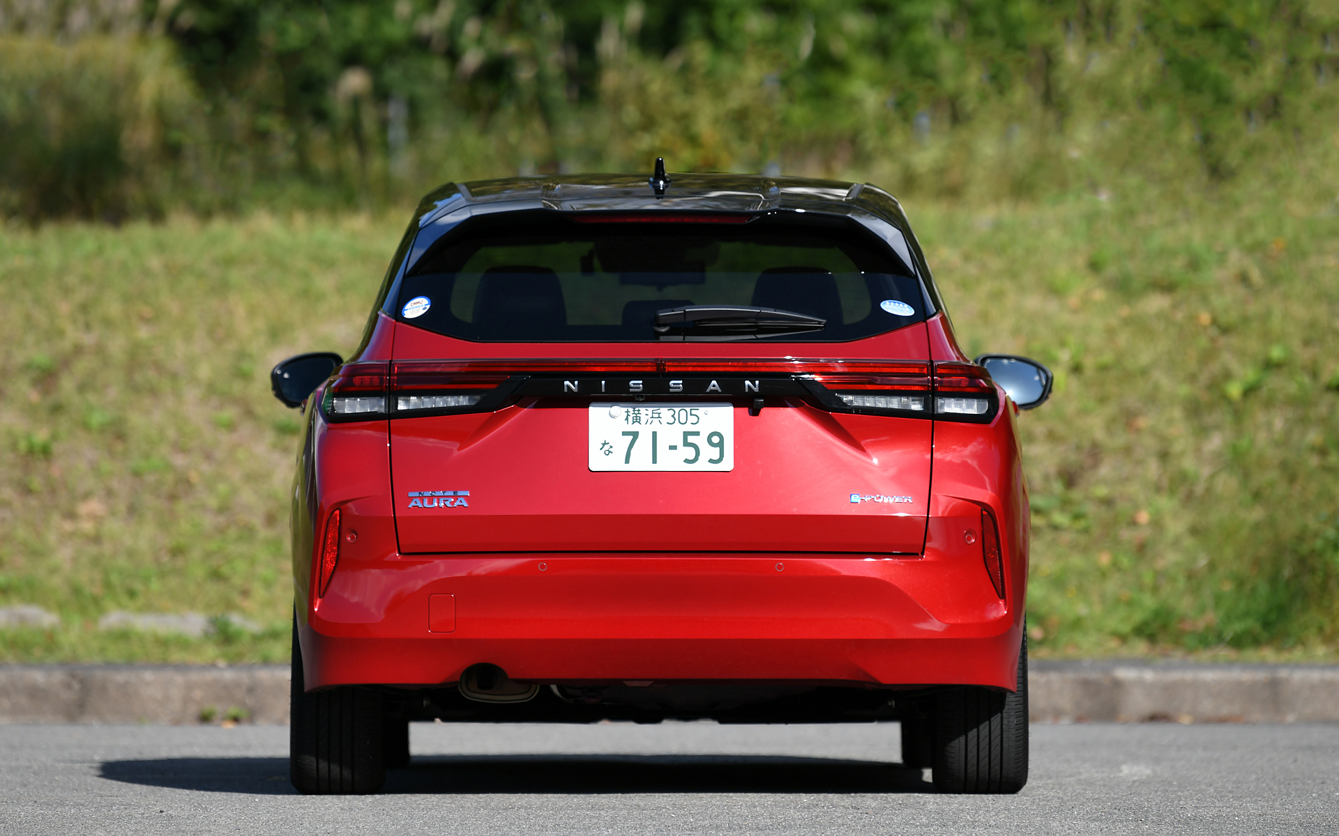 ノート オーラではワイドボディによってノートから全幅を40mmワイド化して1735mmとし、3ナンバーボディとなった。ボディサイズは4045×1735×1525mm（全長×全幅×全高）、ホイールベースは2580mm