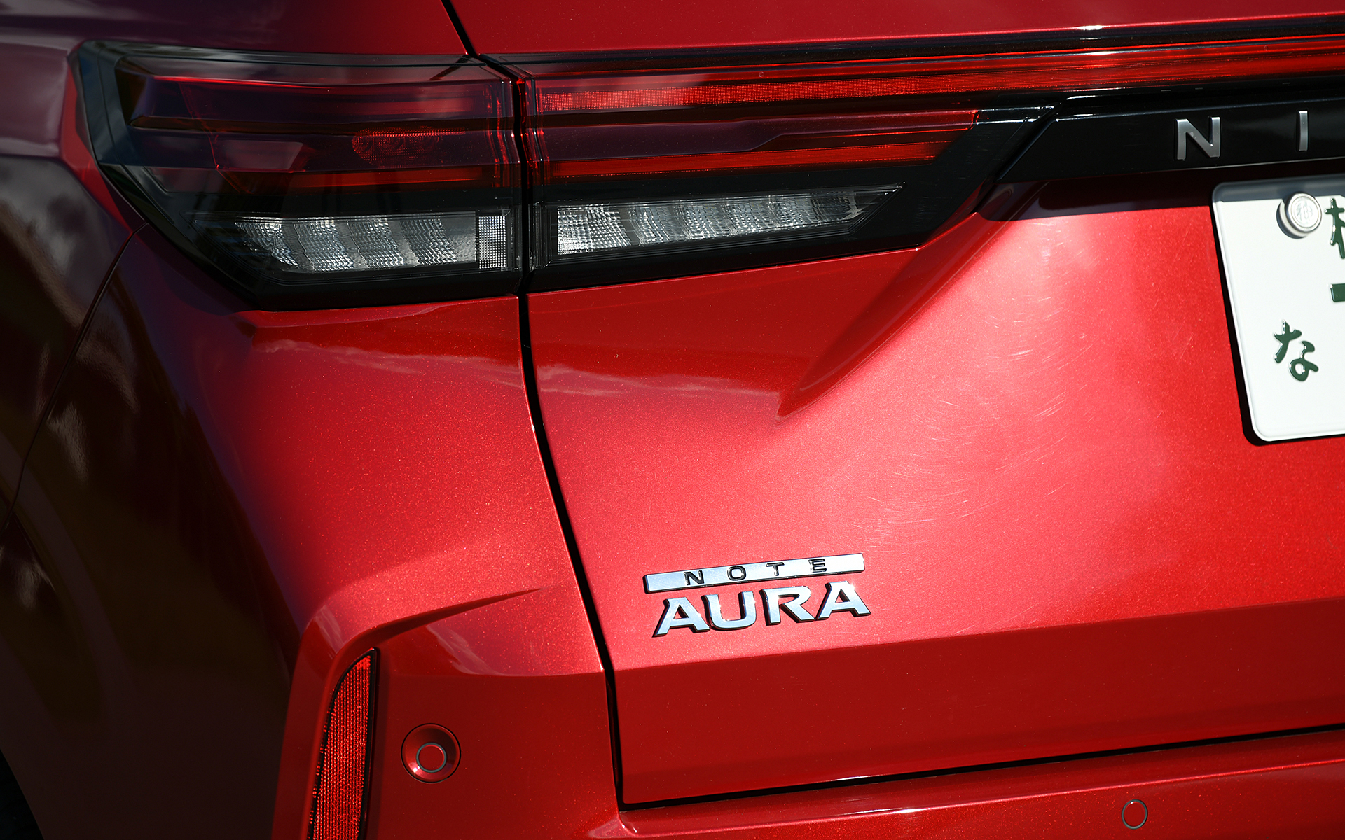 ボディのワイド化に伴い超薄型LEDヘッドライト/LEDシーケンシャルターンランプ（兼デイタイムランニングランプ）を採用するとともに、フォグランプや横一文字に点灯するリアコンビネーションランプといった灯火類もLED化。足下は軽量化にも貢献する樹脂加飾付き17インチアルミホイールにブリヂストン「TURANZA T005A」（205/50R17）をセット