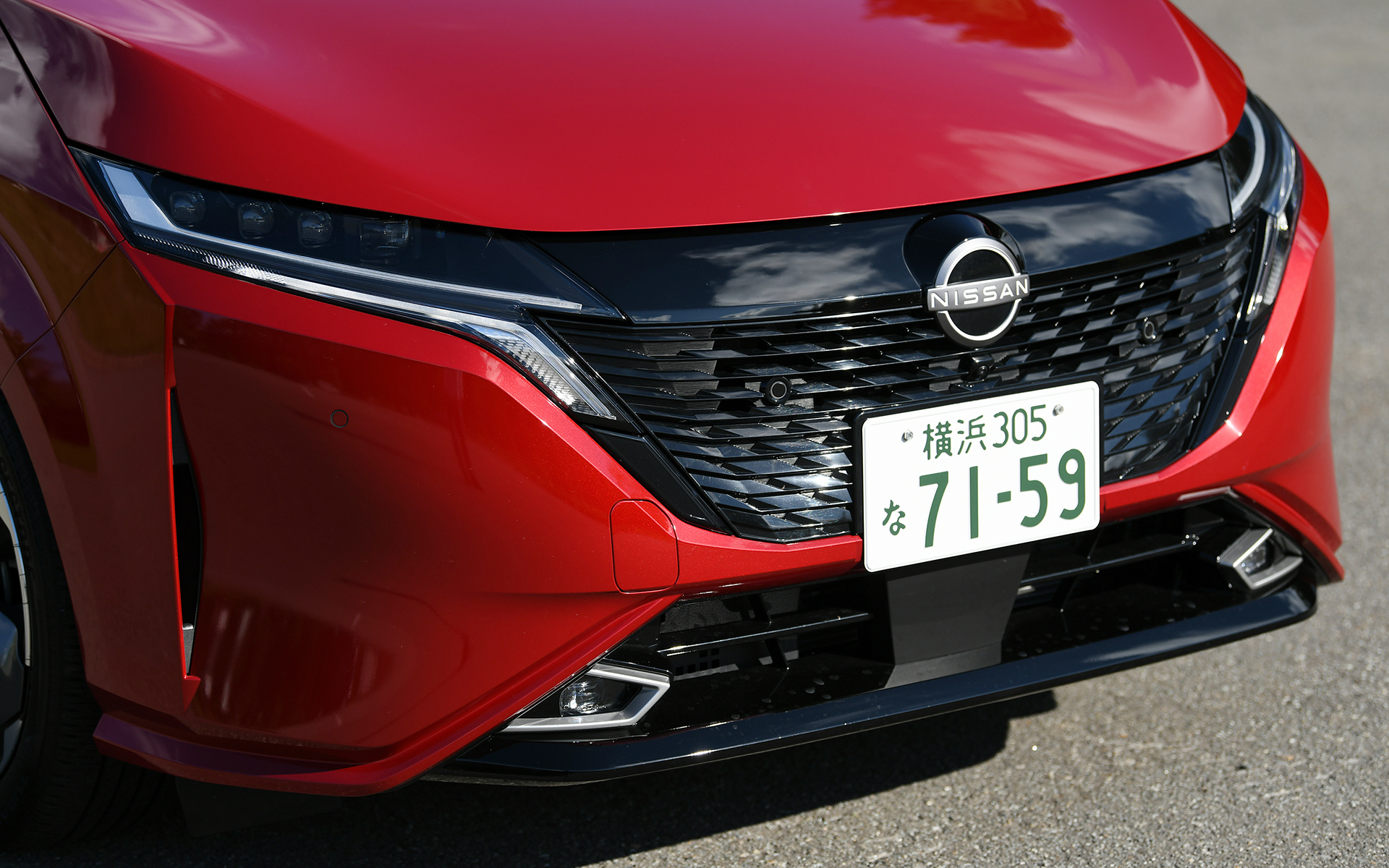 ボディのワイド化に伴い超薄型LEDヘッドライト/LEDシーケンシャルターンランプ（兼デイタイムランニングランプ）を採用するとともに、フォグランプや横一文字に点灯するリアコンビネーションランプといった灯火類もLED化。足下は軽量化にも貢献する樹脂加飾付き17インチアルミホイールにブリヂストン「TURANZA T005A」（205/50R17）をセット