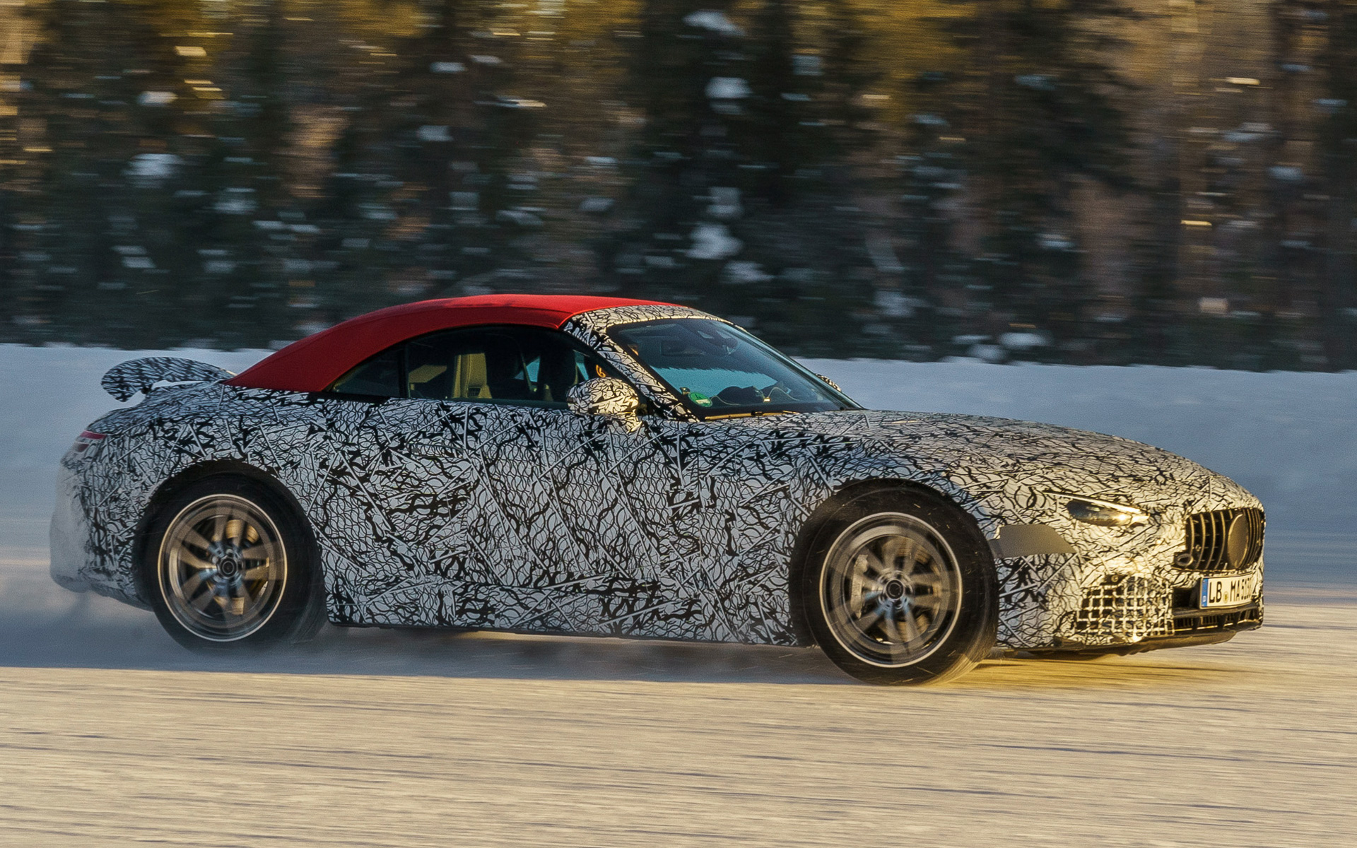 写真はメルセデスAMGの新型「SL」のテスト車両