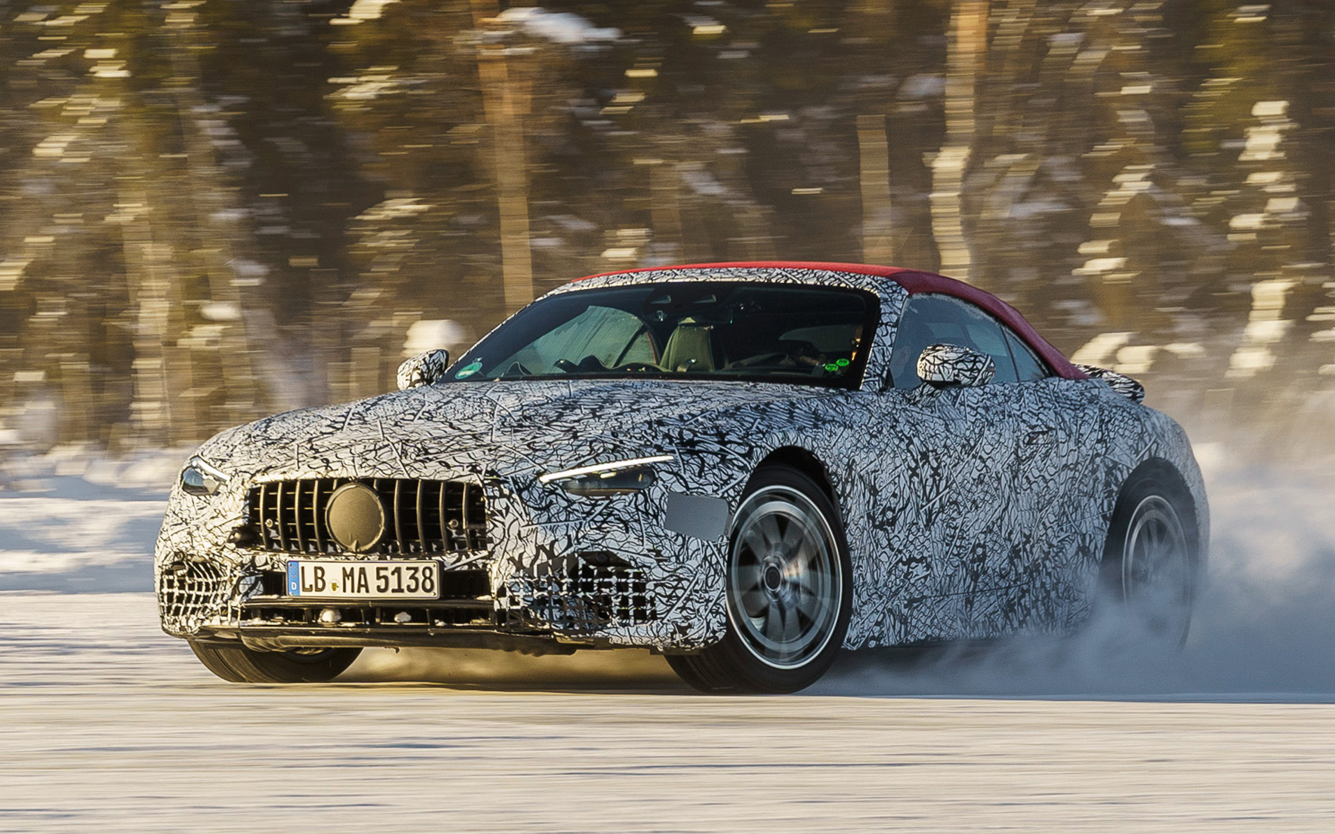 写真はメルセデスAMGの新型「SL」のテスト車両