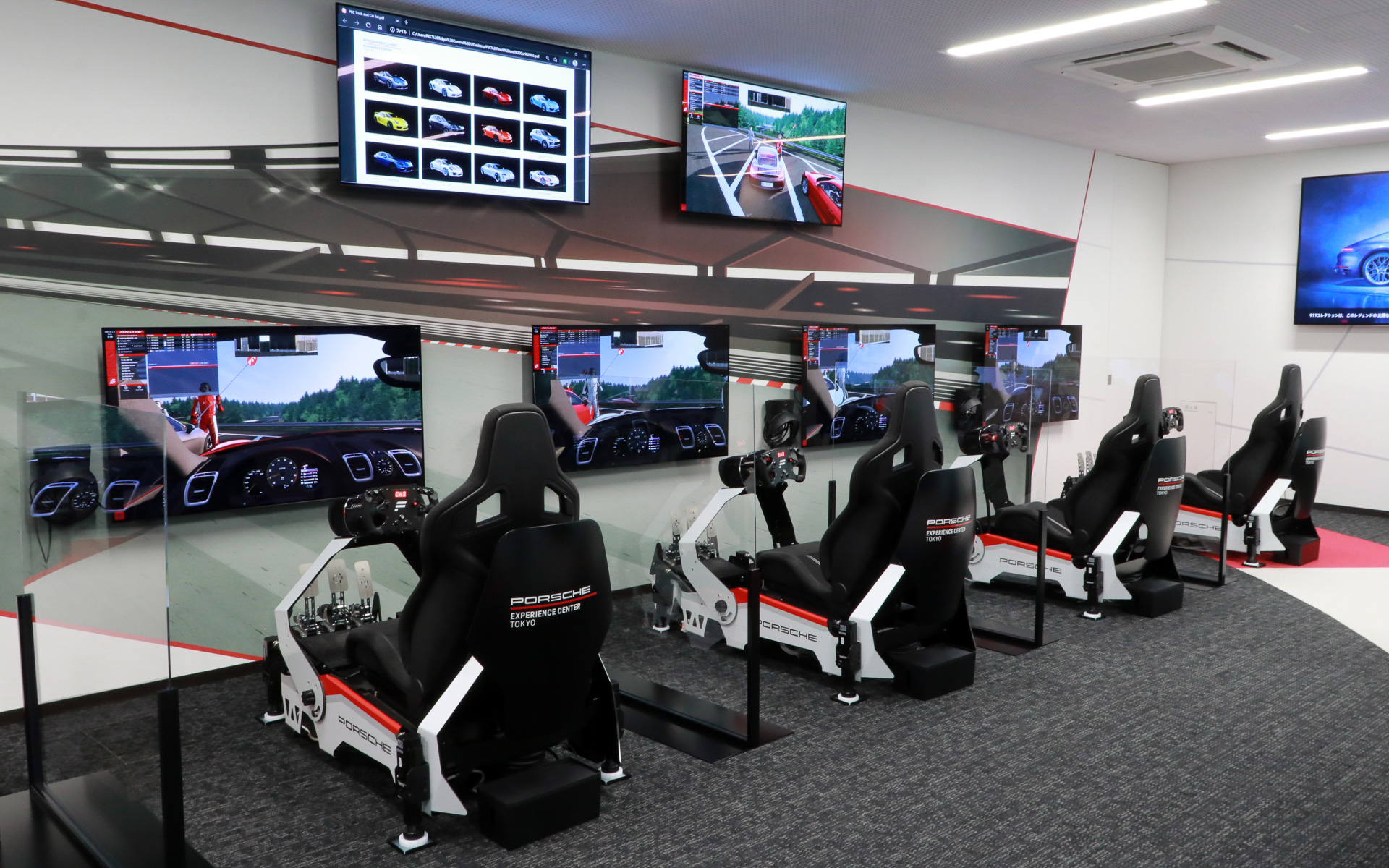 世界有数のレーストラックでのドライビングを体験できるシュミレーターラボでは、プロのレーシングドライバーも使用するという最新シュミレーターが並ぶ
