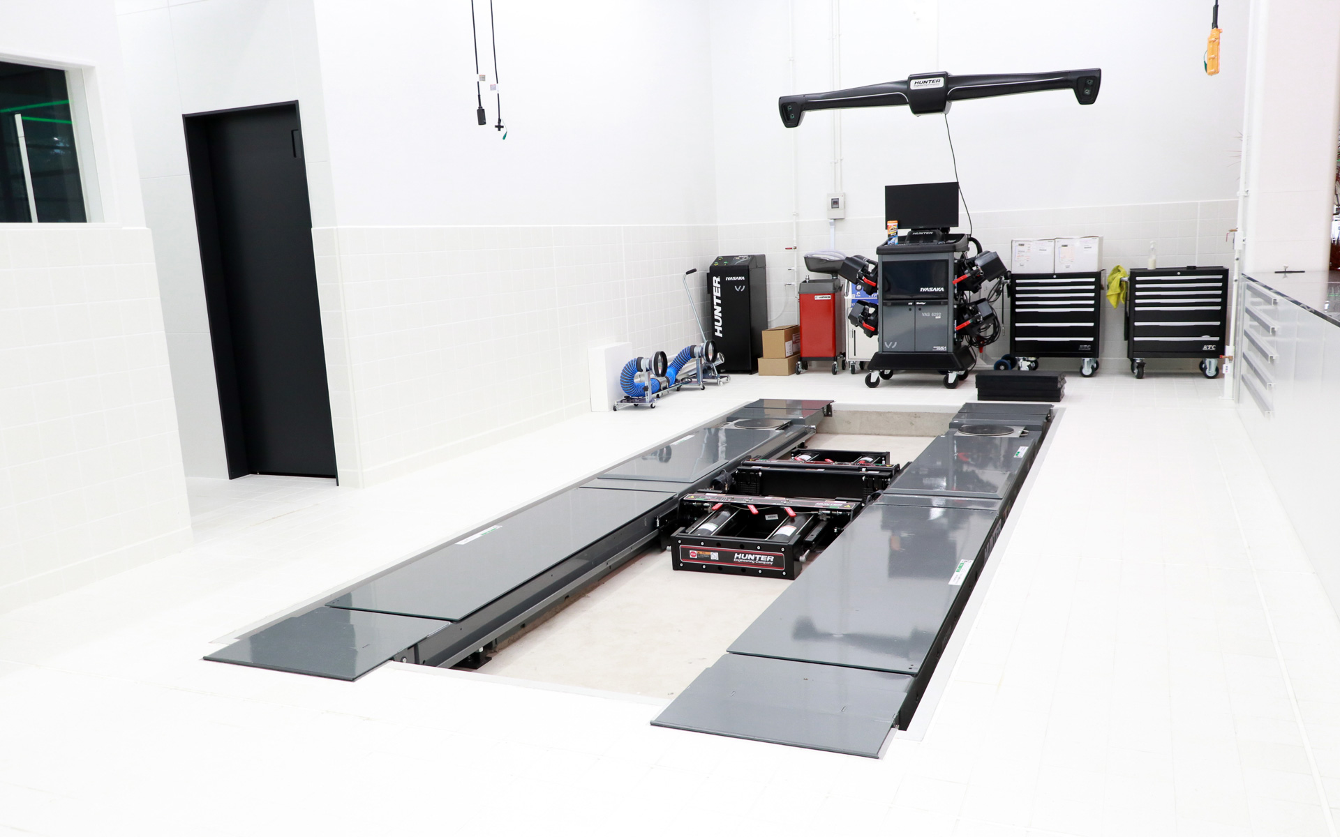 白を基調としたクリーンなピットには工具だけでなく資材も取り揃えている