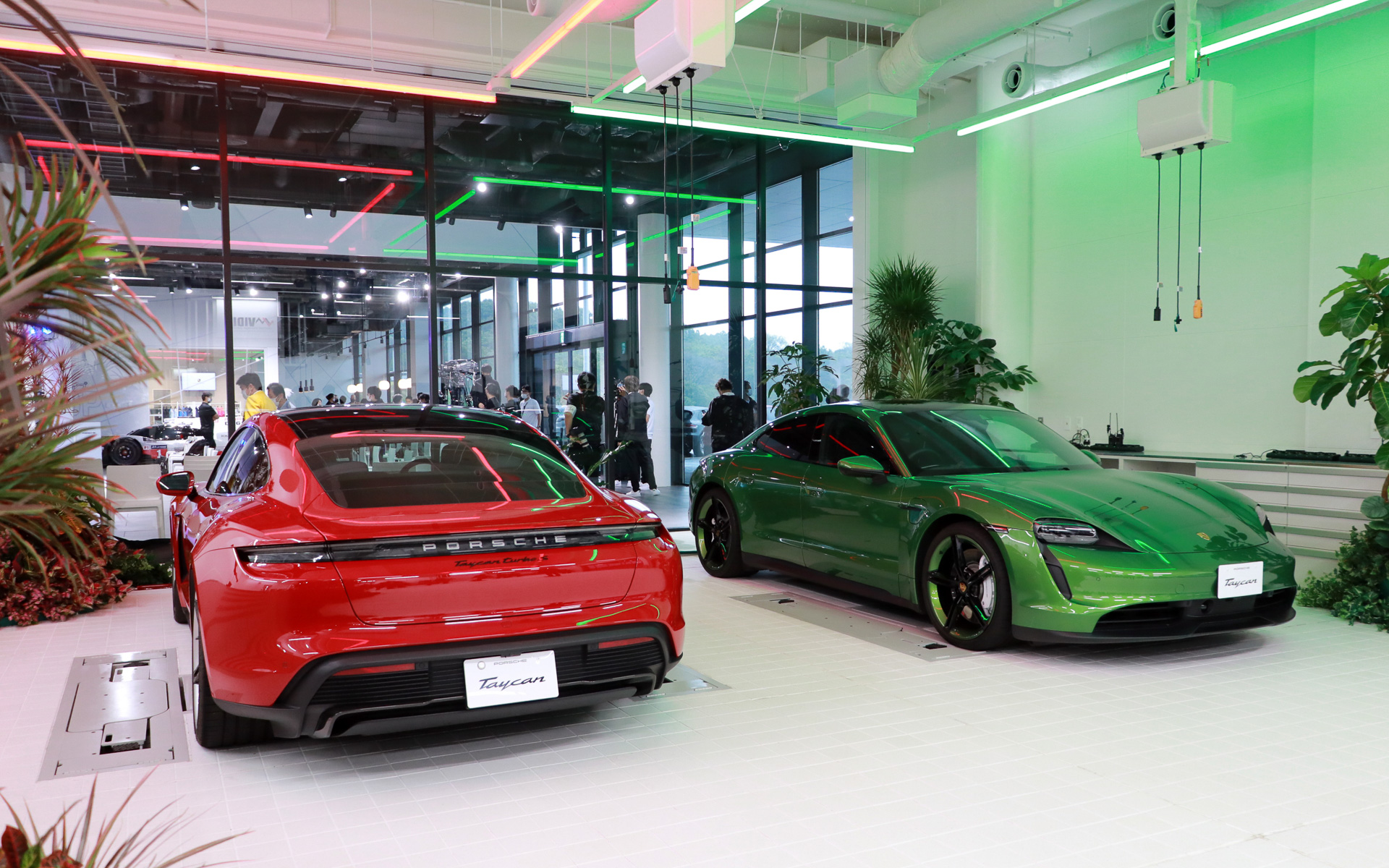 白を基調としたクリーンなピットには工具だけでなく資材も取り揃えている