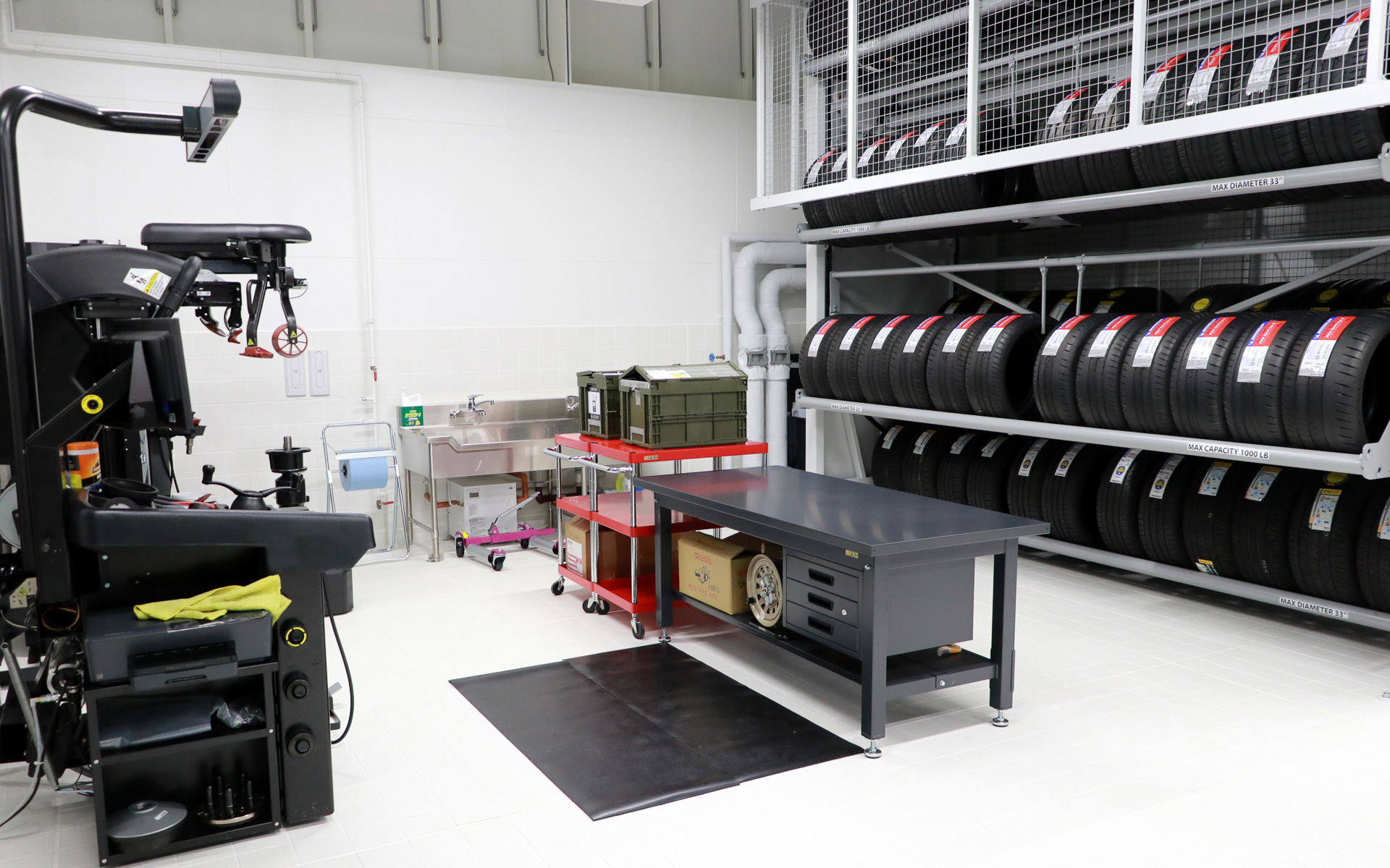 白を基調としたクリーンなピットには工具だけでなく資材も取り揃えている