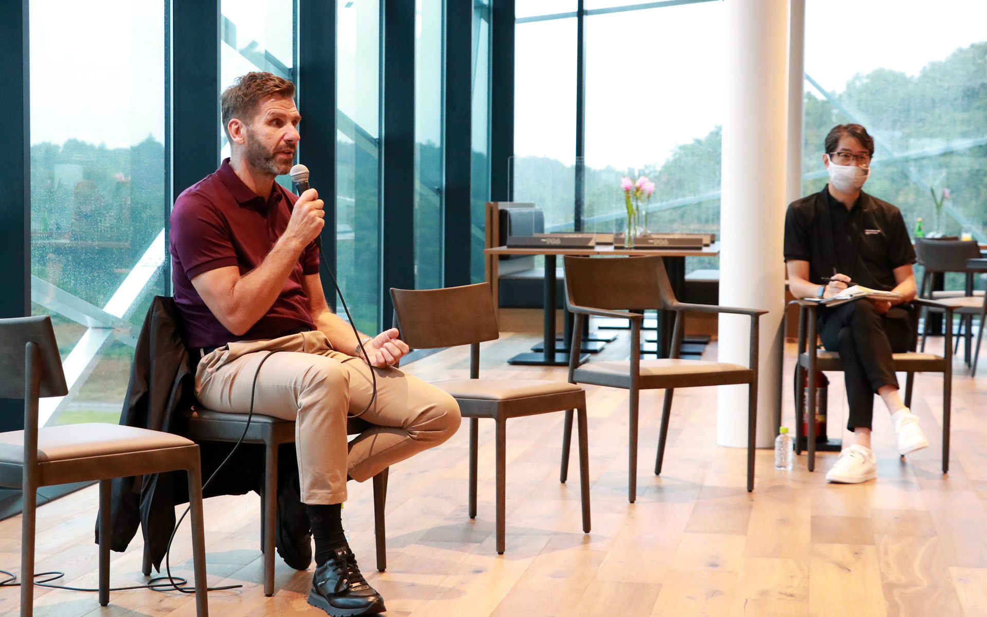 10月1日に行なわれたオープニングセレモニーに出席したポルシェジャパン株式会社 CEO ミヒャエル・キルシュ氏。報道陣向けの囲み取材では、PEC東京がディーラーでもサーキットでもないポルシェを体験するセンターだと解説した