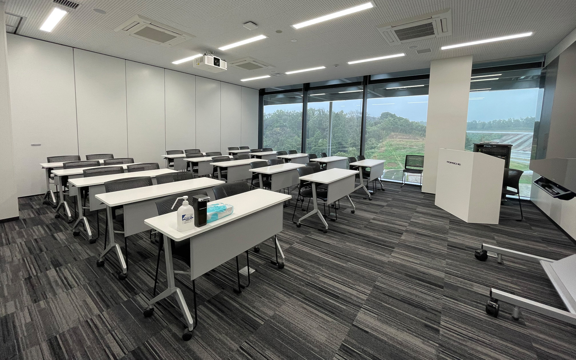 2階にはミーティング、研修、イベントなど多目的に使えるミーティングルームを10部屋設定