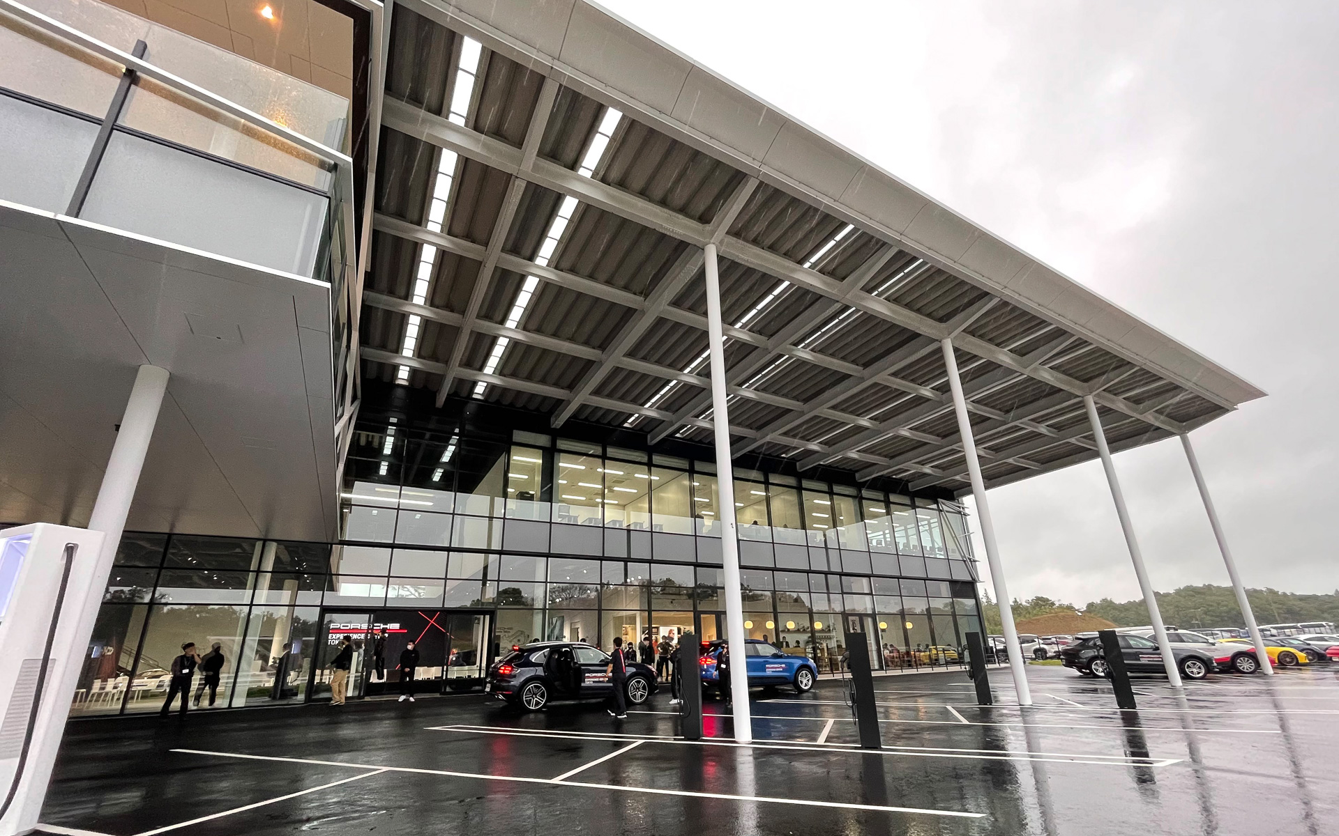 ピットには体験に使う最新のポルシェ車がずらりと並び、これを見ているだけでも楽しい