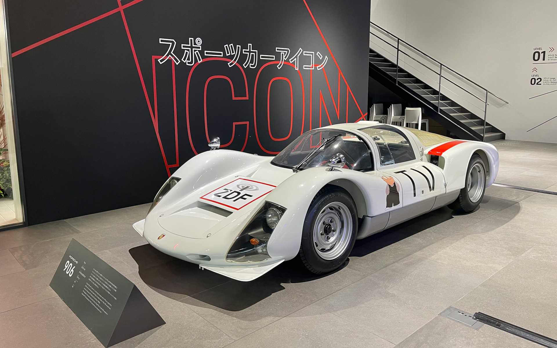 PEC東京の1階にはポルシェ 906などさまざまなモデルが並べられる