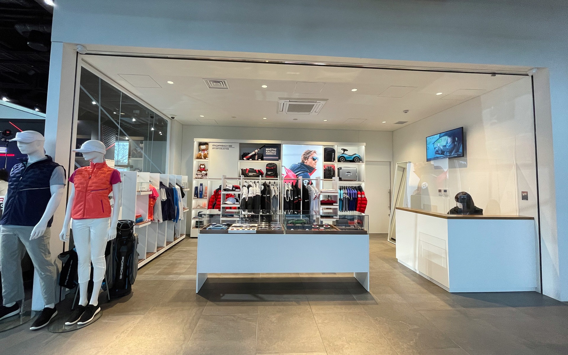 1階のオフィシャルアイテムショップではアパレルグッズやモデルカーなど、ポルシェのブランドアイテムを購入することが可能