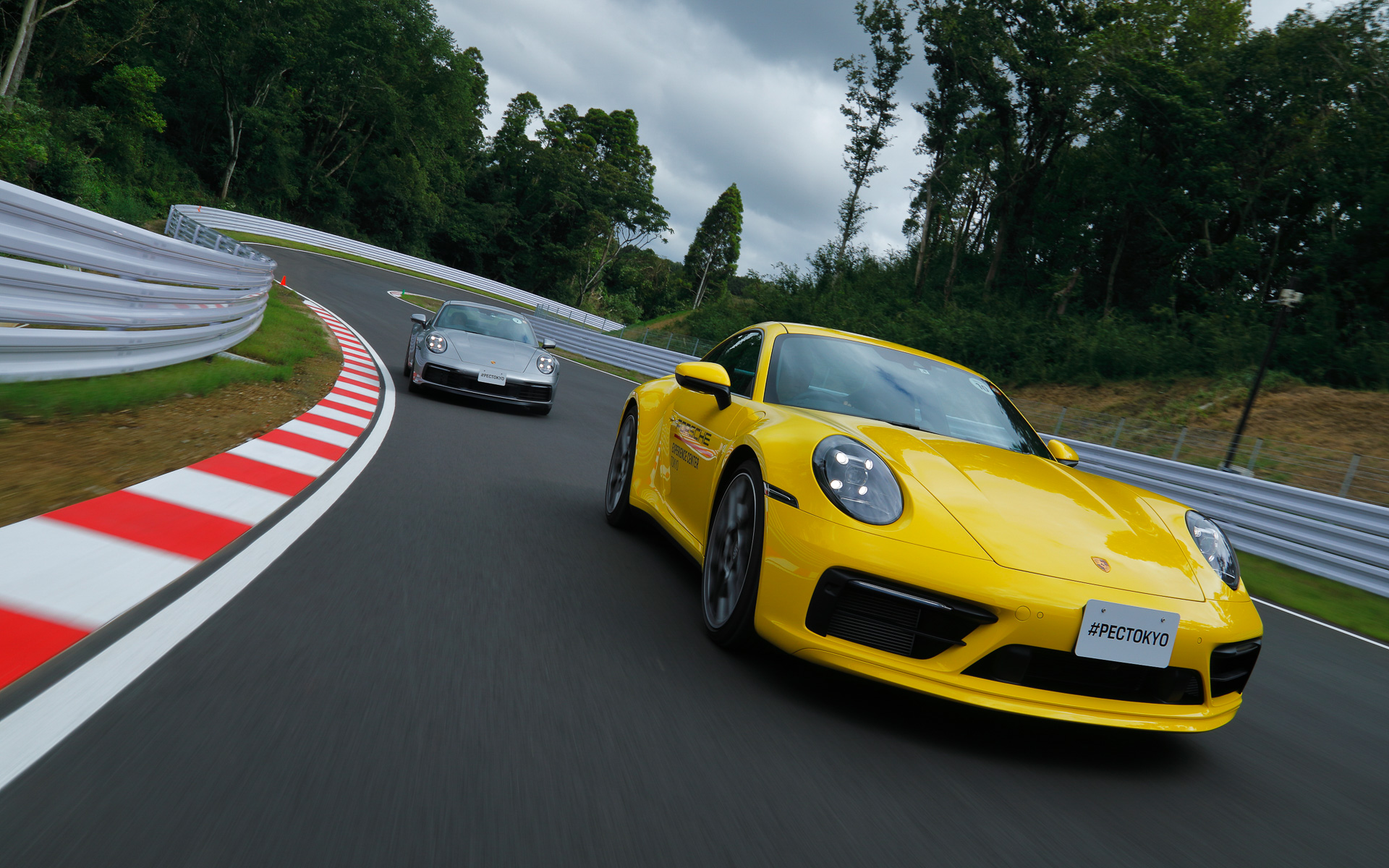 全長約2.1kmのハンドリングトラックではニュルブルクリンク（ドイツ）のカルーセル、ラグナ・セカ（アメリカ）のコークスクリューといった、有名コーナーを再現したエリアも設定。PEC東京ではこれまでのPECが二次元トラックであることに対し、地形を活かした唯一の三次元（立体構造）トラックとなり、高低差のある3Dドライビングが体験できる