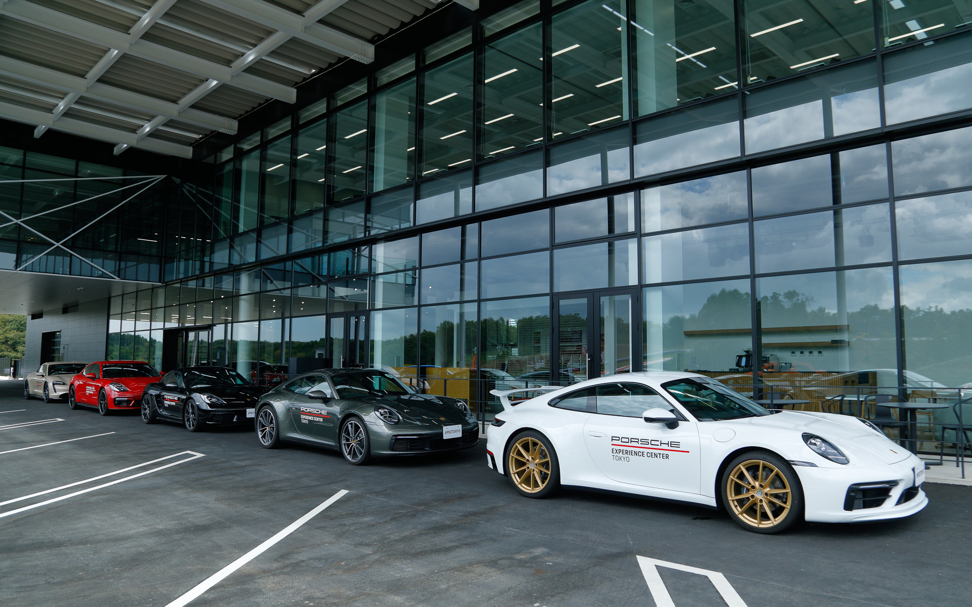 ピットには体験に使う最新のポルシェ車がずらりと並び、これを見ているだけでも楽しい
