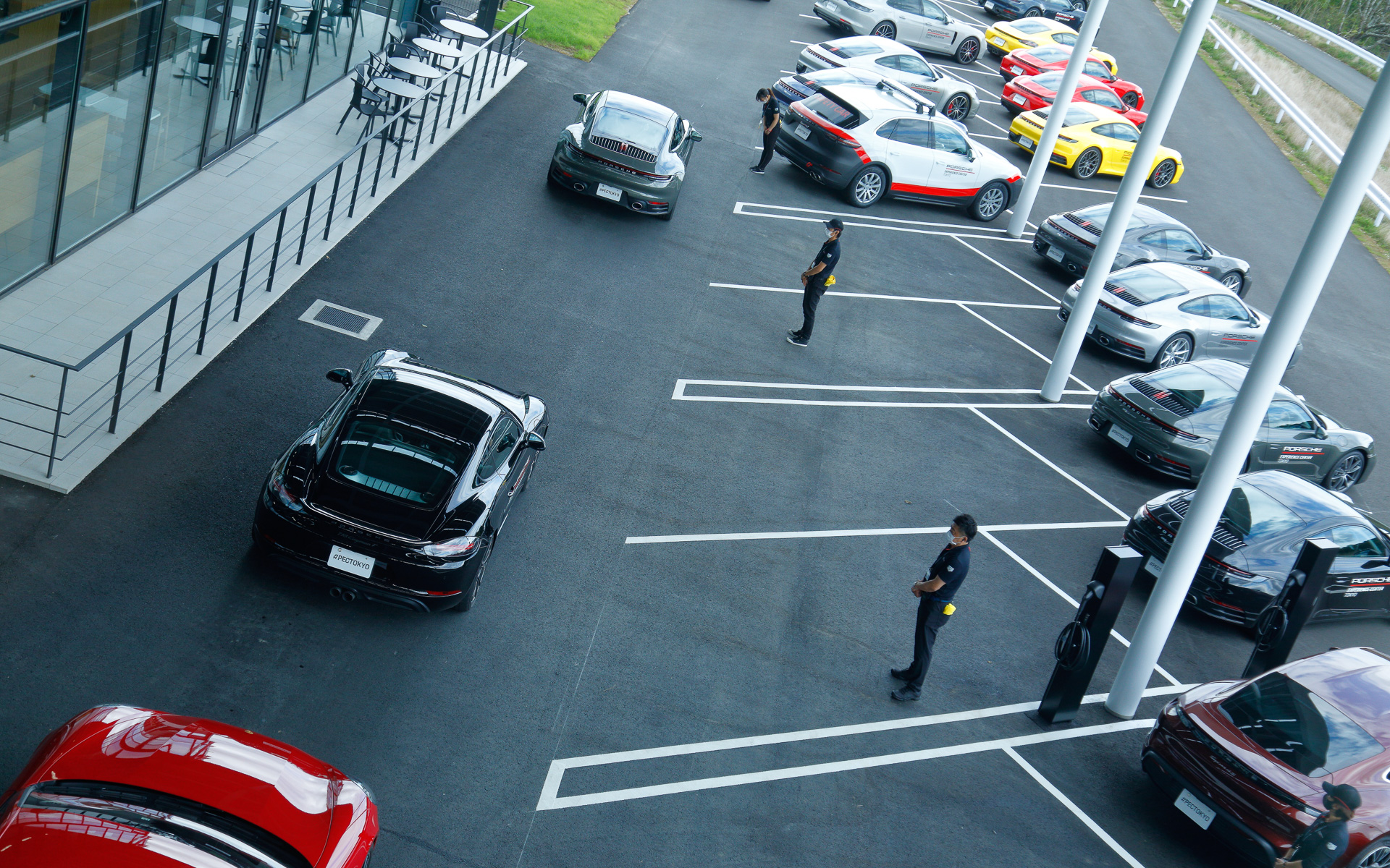 ピットには体験に使う最新のポルシェ車がずらりと並び、これを見ているだけでも楽しい