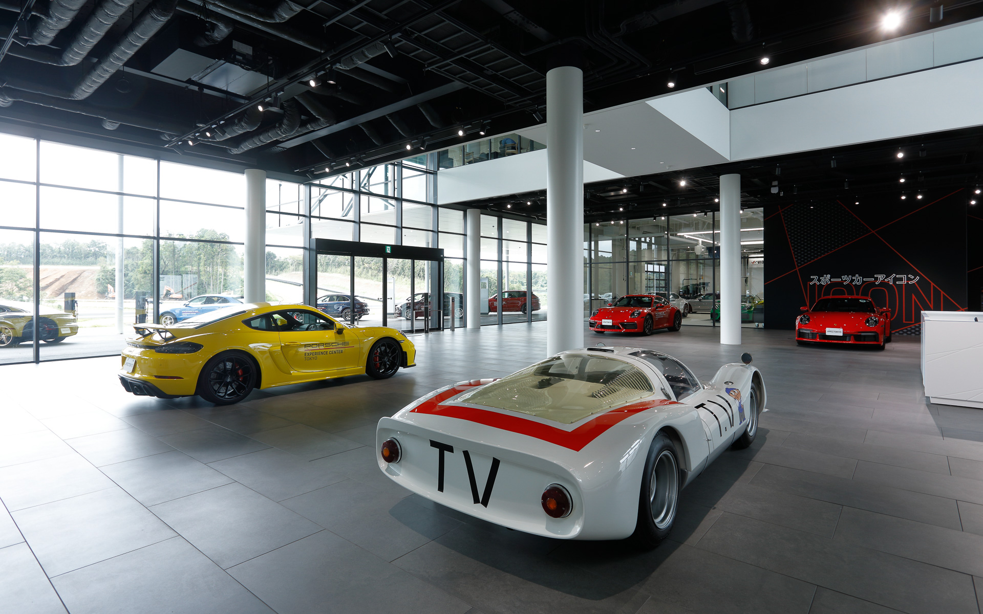 PEC東京の1階にはポルシェ 906などさまざまなモデルが並べられる