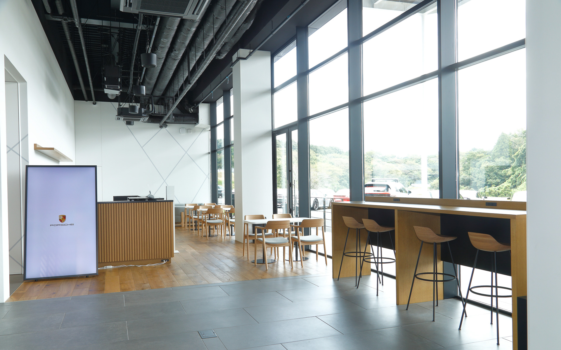 最新のポルシェモデルを間近に見ながら軽食やスナックが食べられる956 カフェも1階に