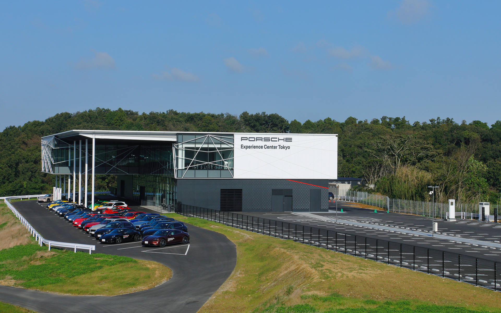 10月1日にオープンしたポルシェ・エクスペリエンスセンター 東京（千葉県木更津市伊豆島中ノ台1148-1）をモータージャーナリストの山田弘樹氏がレポート