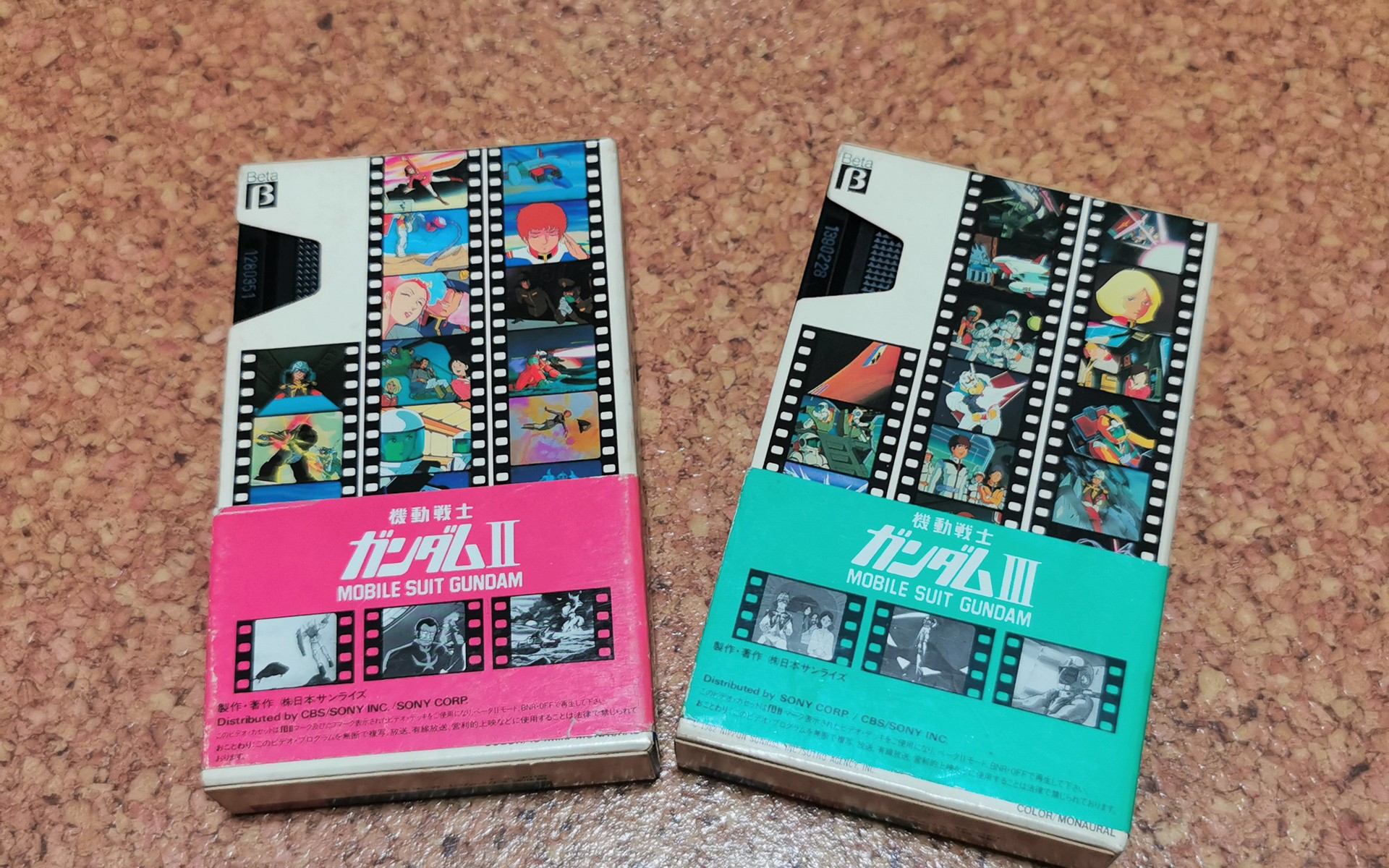 1stガンダムの映画版。これは今でもブルーレイなどで購入できるからテープが切れても問題ないけど、捨てるとなるとなんかもったいない気がしてしまう