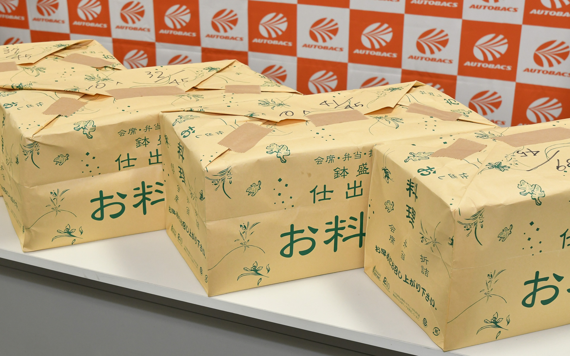 このような梱包でエントラントに配布されていく